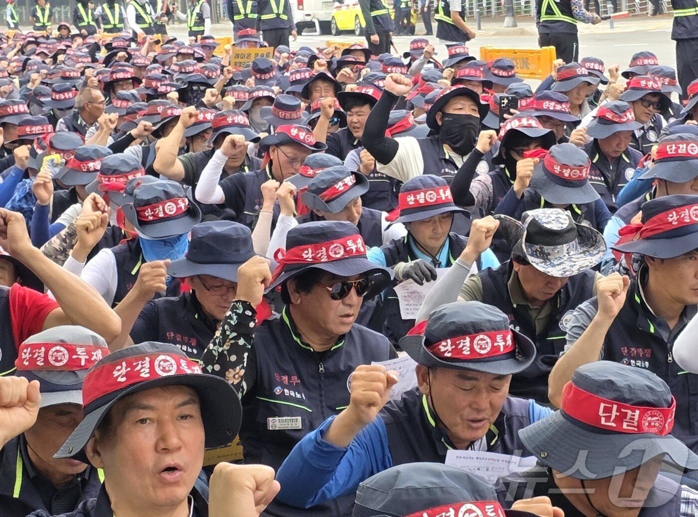 본문 이미지 - 14일 충남 천안시청 정문 앞에서 한국노총 레미콘 운송노동조합 중부지역본부 천안·아산지부 노조원들이 생존권 사수 결의대회를 열고 건설사와 제조사의 불공정 거래행위 중단과 운송단가 인상 등을 요구하고 있다. 2025.7.14/뉴스1 ⓒ News1 이시우 기자