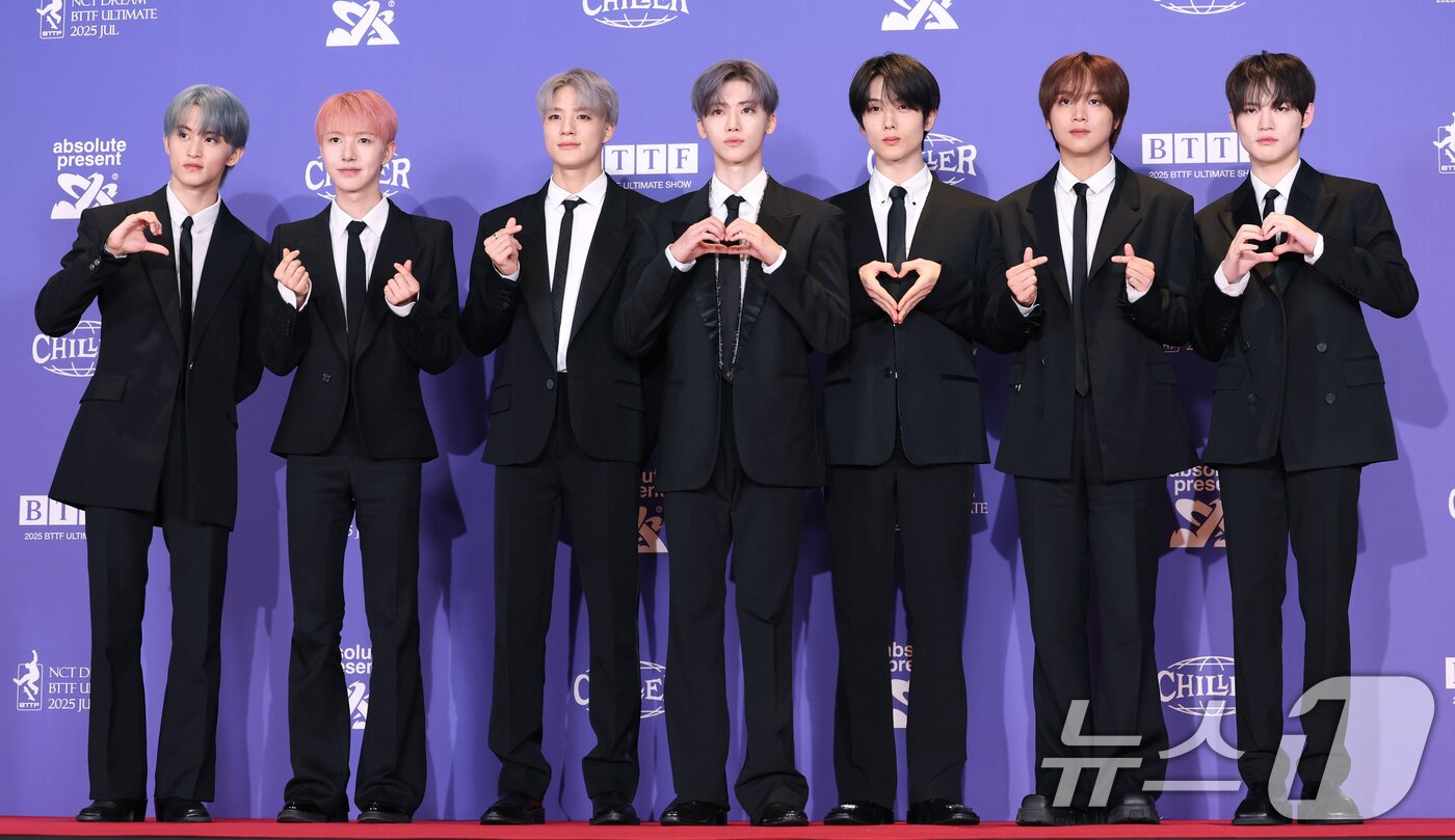 본문 이미지 - 그룹 NCT DREAM(엔시티 드림, NCT 드림) 마크(왼쪽부터)와 런쥔, 제노, 재민, 지성, 해찬, 천러가 14일 오전 서울 송파구 롯데시네마 월드타워에서 가진 정규 5집 ‘Go Back To The Future’(고 백 투 더 퓨처) 발매 기념 제작 발표회에서 포즈를 취하고 있다. 2025.7.14/뉴스1 ⓒ News1 권현진 기자
