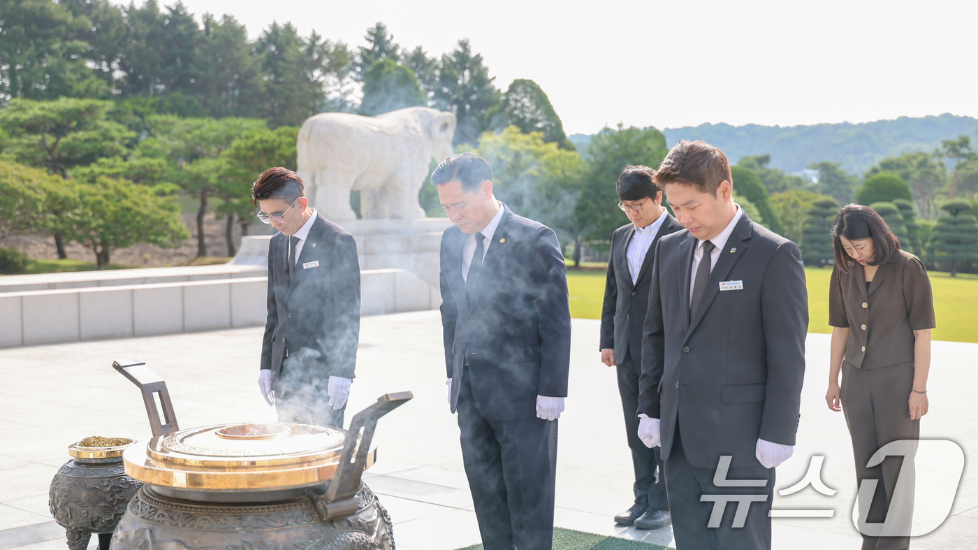 (서울=뉴스1) = 이희완 국가보훈부 차관이 14일 이임식에 참석하기 전 국립대전현충원을 방문해 현충탑에 참배를 하고 있다. (국가보훈부 제공. 재판매 및 DB금지) 2025.7. …