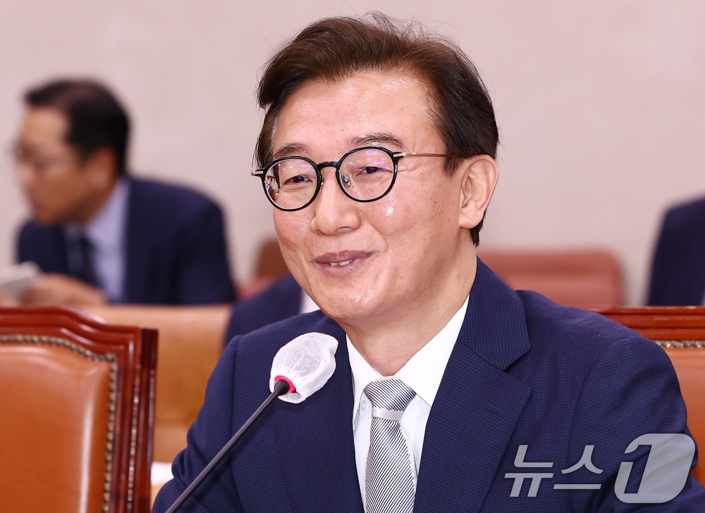 (서울=뉴스1) 김민지 기자 = 전재수 해양수산부 장관 후보자가 14일 오전 서울 여의도 국회 농림축산식품해양수산위원회에서 열린 해양수산부 장관 후보자 인사청문회에서 의원 질의에 …