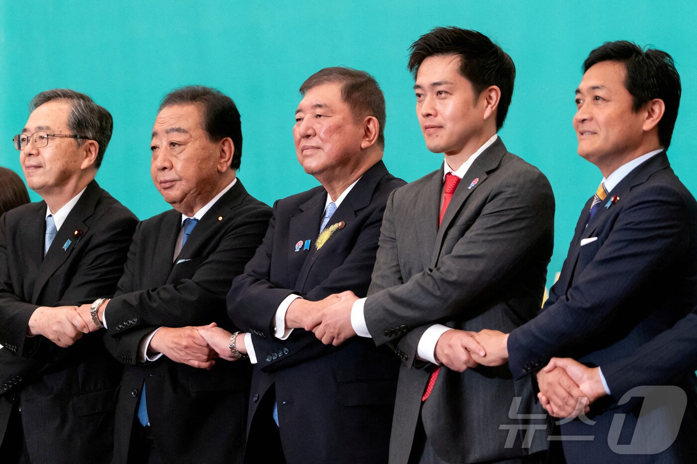 본문 이미지 - 왼쪽부터 사이토 데쓰오 공명당 대표, 노다 요시히코 입헌민주당 대표, 이시바 시게루 일본 총리&#40;자민당 총재&#41;, 요시무라 히로후미 오사카부 지사&#40;일본유신회 공동대표&#41;, 타마키 유이치로 국민민주당 대표. 2025.07.02. ⓒ 로이터=뉴스1 ⓒ News1 윤다정 기자