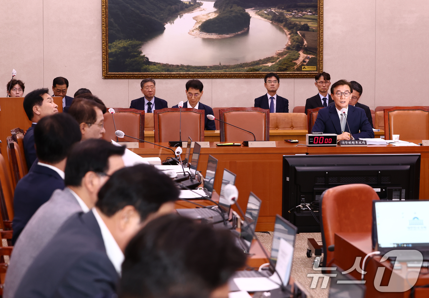 (서울=뉴스1) 김민지 기자 = 전재수 해양수산부 장관 후보자(오른쪽)가 14일 오전 서울 여의도 국회 농림축산식품해양수산위원회에서 열린 해양수산부 장관 후보자 인사청문회에서 의원 …