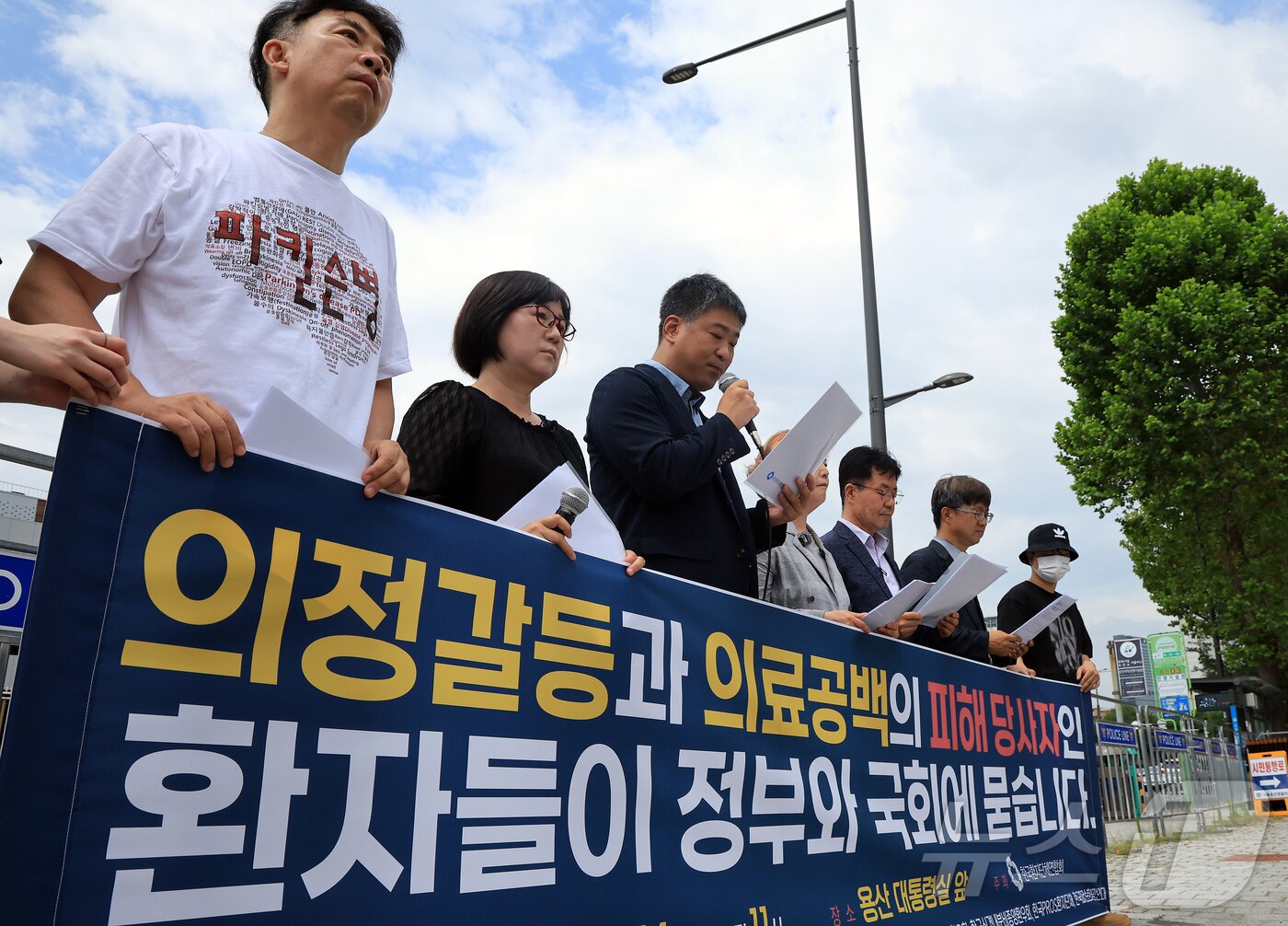 본문 이미지 - 한국환자단체연합회 소속 관계자들이 14일 서울 용산 대통령실 앞에서 열린 기자회견에서 이재명 정부의 ‘환자 중심 의료개혁’ 실현과 정부와 국회에 의정갈등으로 인한 의료공백 재발 방지를 촉구하고 있다. 2025.7.14/뉴스1 ⓒ News1 김진환 기자