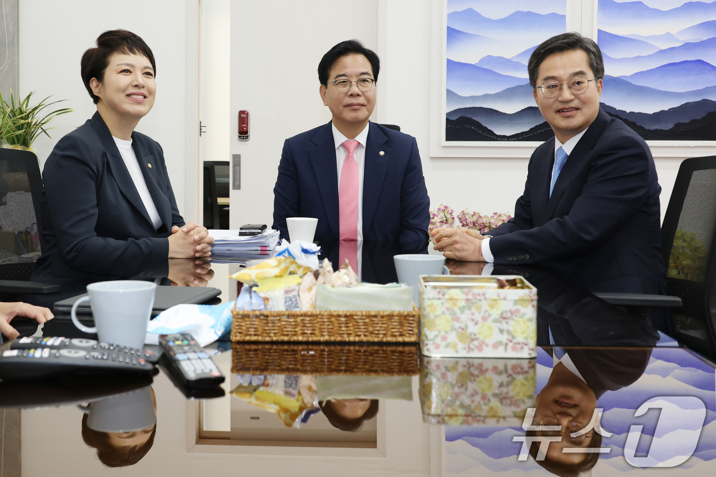 (서울=뉴스1) 이광호 기자 = 김동연 경기도지사(오른쪽)가 14일 오전 서울 여의도 국회를 찾아 송언석 국민의힘 비상대책위원장 겸 원내대표를 예방하고 있다. 2025.7.14/뉴 …