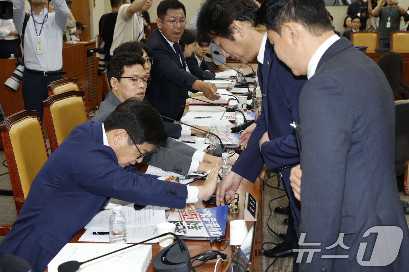 본문 이미지 - 14일 오전 서울 여의도 국회 과학기술정보방송통신위원회에서 열린 배경훈 과학기술정보통신부 장관 후보자 인사청문회에서 최민희 위원장이 경위들에게 국회법에 따라 국민의힘 피켓을 뗄 것을 지시하자 김장겸 의원 등이 항의하고 있다. 2025.7.14/뉴스1 ⓒ News1 안은나 기자