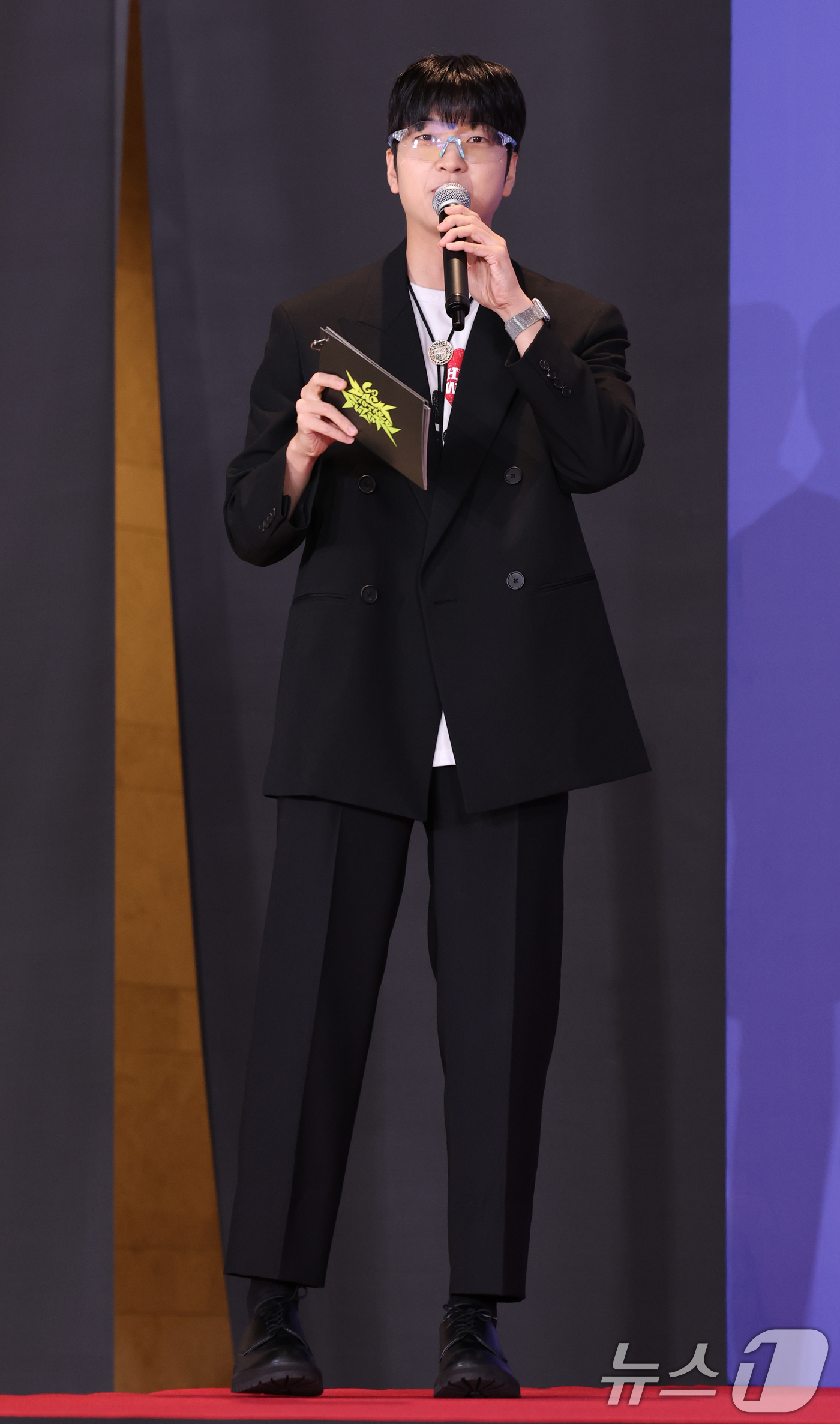 (서울=뉴스1) 권현진 기자 = 방송인 유재필이 14일 오전 서울 송파구 롯데시네마 월드타워에서 열린 NCT 드림 정규 5집 ‘Go Back To The Future’(고 백 투 …