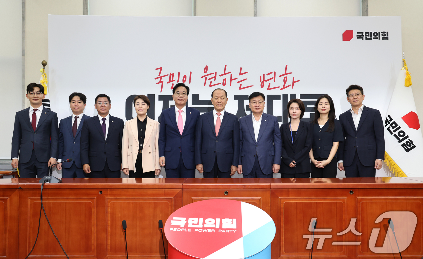 (서울=뉴스1) = 송언석 국민의힘 비상대책위원장 겸 원내대표가 14일 오전 서울 여의도 국회에서 열린 당 대표 및 최고위원 선출 선거관리위원회 위촉장 수여식에서 황우여 선관위원장 …