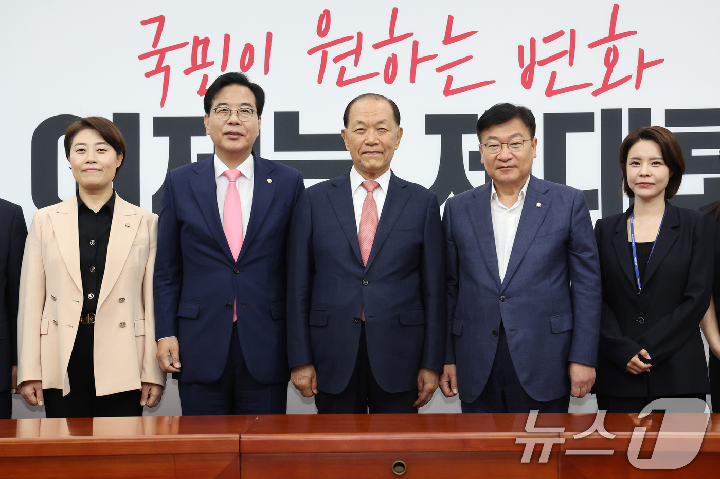 (서울=뉴스1) = 송언석 국민의힘 비상대책위원장 겸 원내대표가 14일 오전 서울 여의도 국회에서 열린 당 대표 및 최고위원 선출 선거관리위원회 위촉장 수여식에서 황우여 선관위원장 …