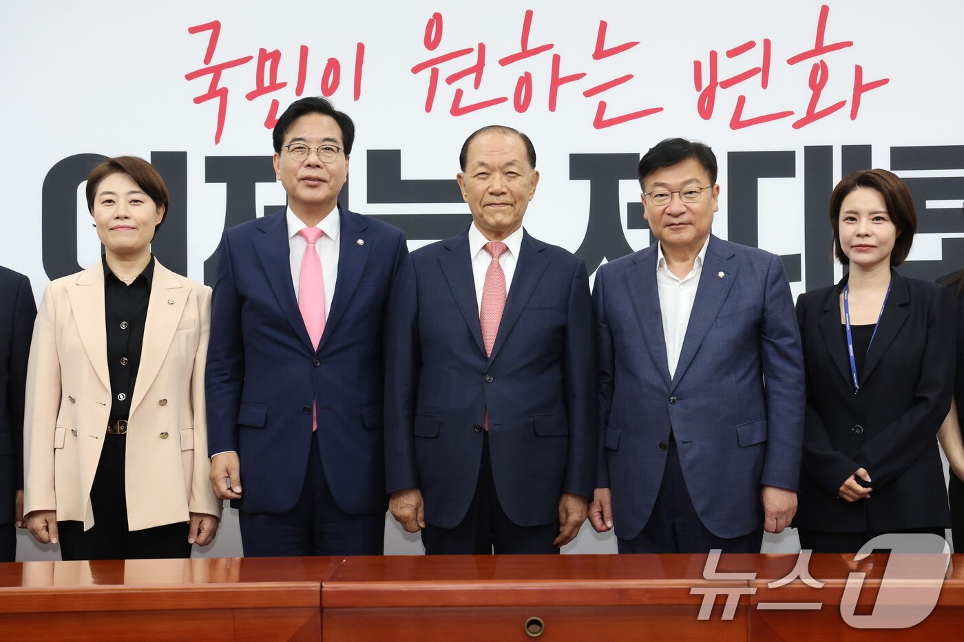 본문 이미지 - 송언석 국민의힘 비상대책위원장 겸 원내대표가 14일 오전 서울 여의도 국회에서 열린 당 대표 및 최고위원 선출 선거관리위원회 위촉장 수여식에서 황우여 선관위원장 등 선관위원들과 기념촬영을 하고 있다. &#40;국민의힘 제공&#41; 2025.7.14/뉴스1