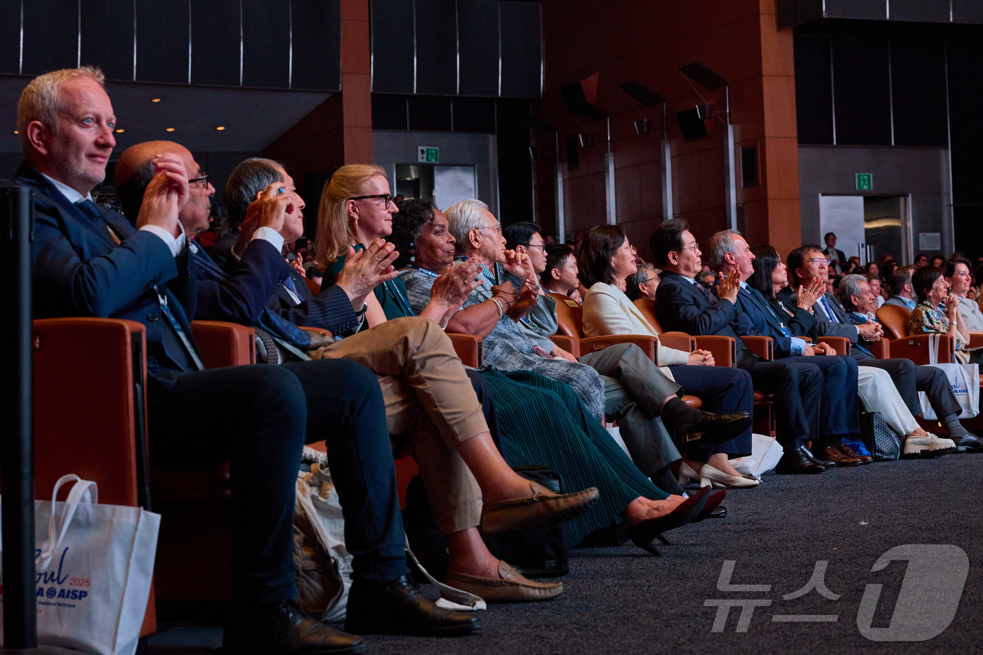 (서울=뉴스1) 이재명 기자 = 이재명 대통령이 지난 13일 서울 강남구 코엑스에서 열린 2025 세계정치학회(IPSA) 서울총회 개막식에 참석해 박수를 치고 있다. (이재명 대통 …