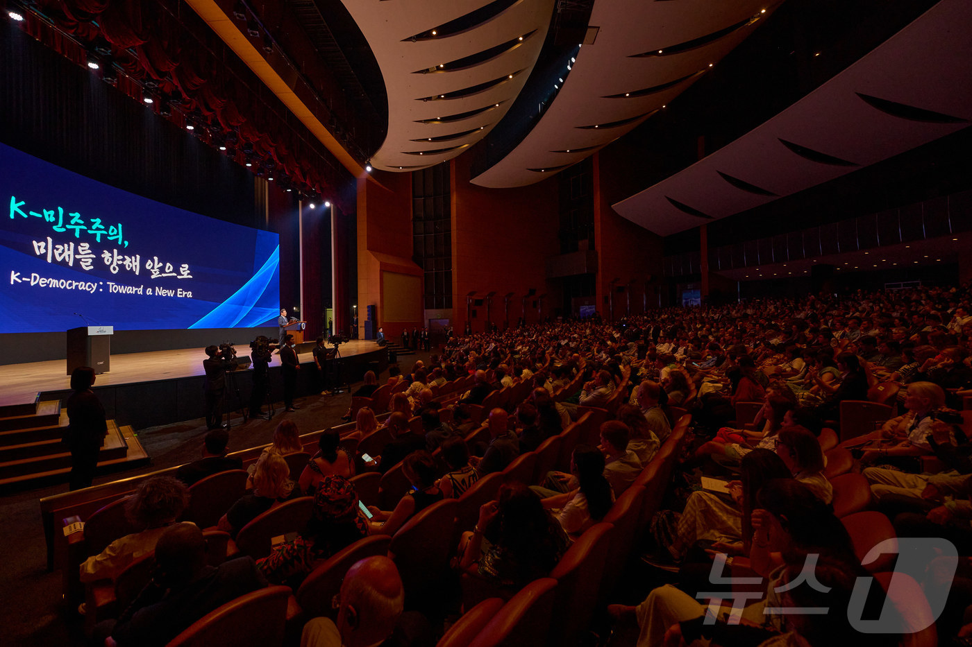 (서울=뉴스1) 이재명 기자 = 이재명 대통령이 지난 13일 서울 강남구 코엑스에서 열린 2025 세계정치학회(IPSA) 서울총회 개막식에서 기조연설을 하고 있다. (이재명 대통령 …