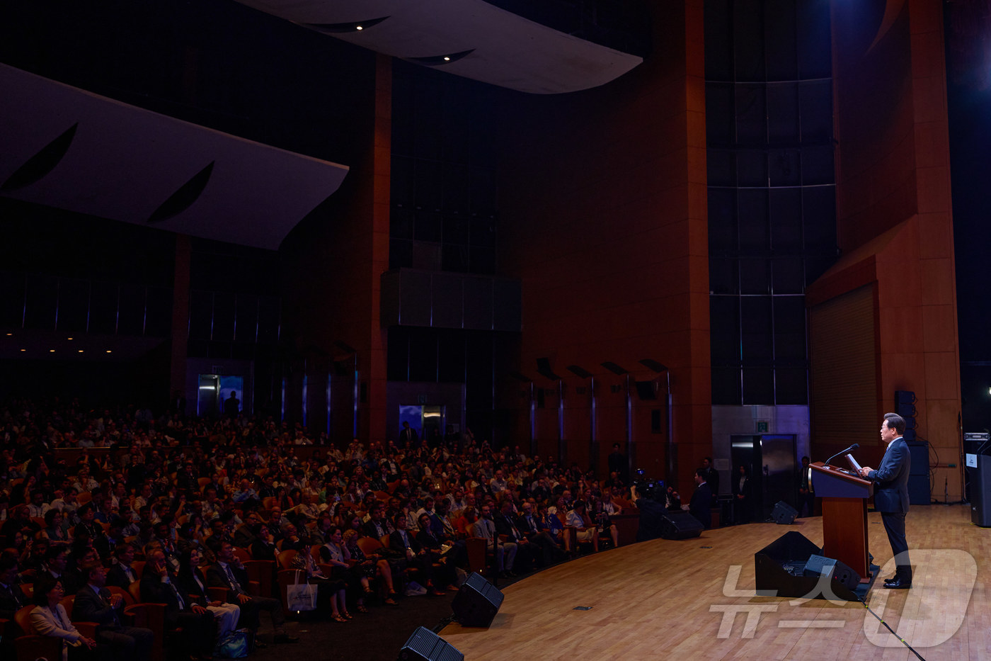 (서울=뉴스1) 이재명 기자 = 이재명 대통령이 지난 13일 서울 강남구 코엑스에서 열린 2025 세계정치학회(IPSA) 서울총회 개막식에서 기조연설을 하고 있다. (이재명 대통령 …