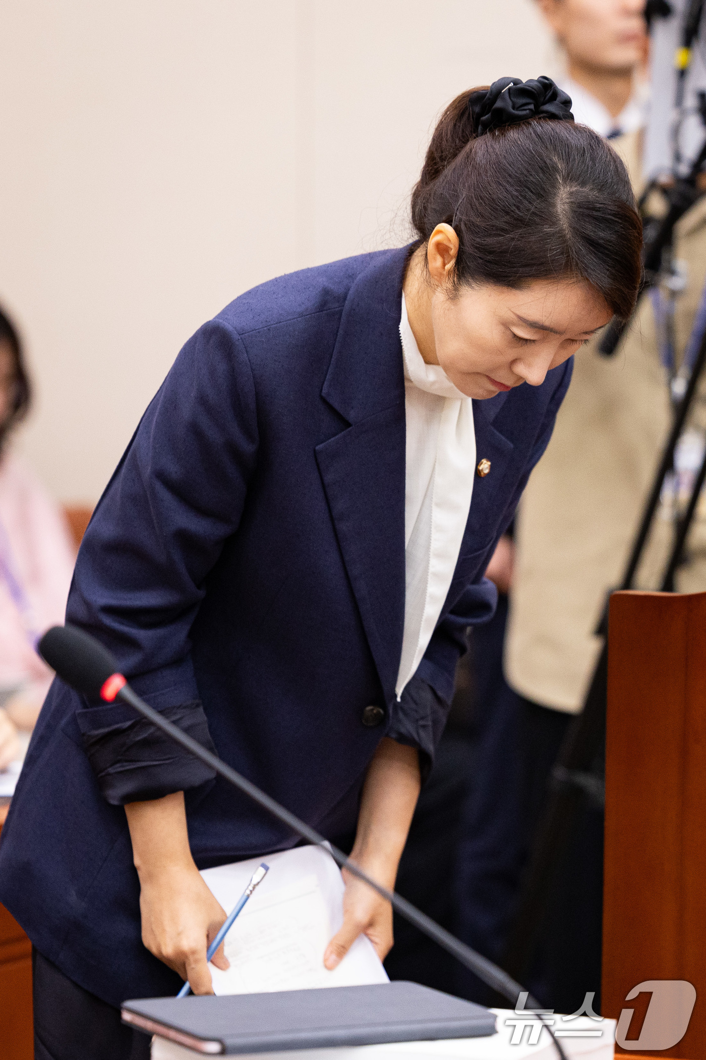 (서울=뉴스1) 유승관 기자 = 강선우 여성가족부 장관 후보자가 14일 서울 여의도 국회에서 열린 인사청문회에 출석해 모두 발언 후 고개 숙여 인사하고 있다. 2025.7.14/뉴 …