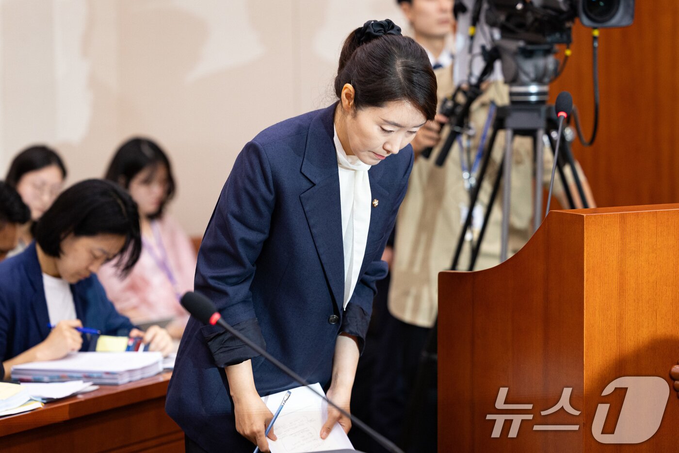 본문 이미지 - 강선우 여성가족부 장관 후보자가 14일 서울 여의도 국회에서 열린 인사청문회에 출석해 모두 발언 후 고개 숙여 인사하고 있다. 2025.7.14/뉴스1 ⓒ News1 유승관 기자