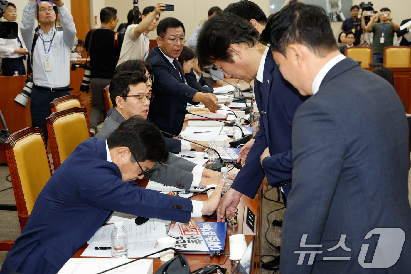 (서울=뉴스1) 안은나 기자 = 14일 오전 서울 여의도 국회 과학기술정보방송통신위원회에서 열린 배경훈 과학기술정보통신부 장관 후보자 인사청문회에서 최민희 위원장이 경위들에게 국회 …