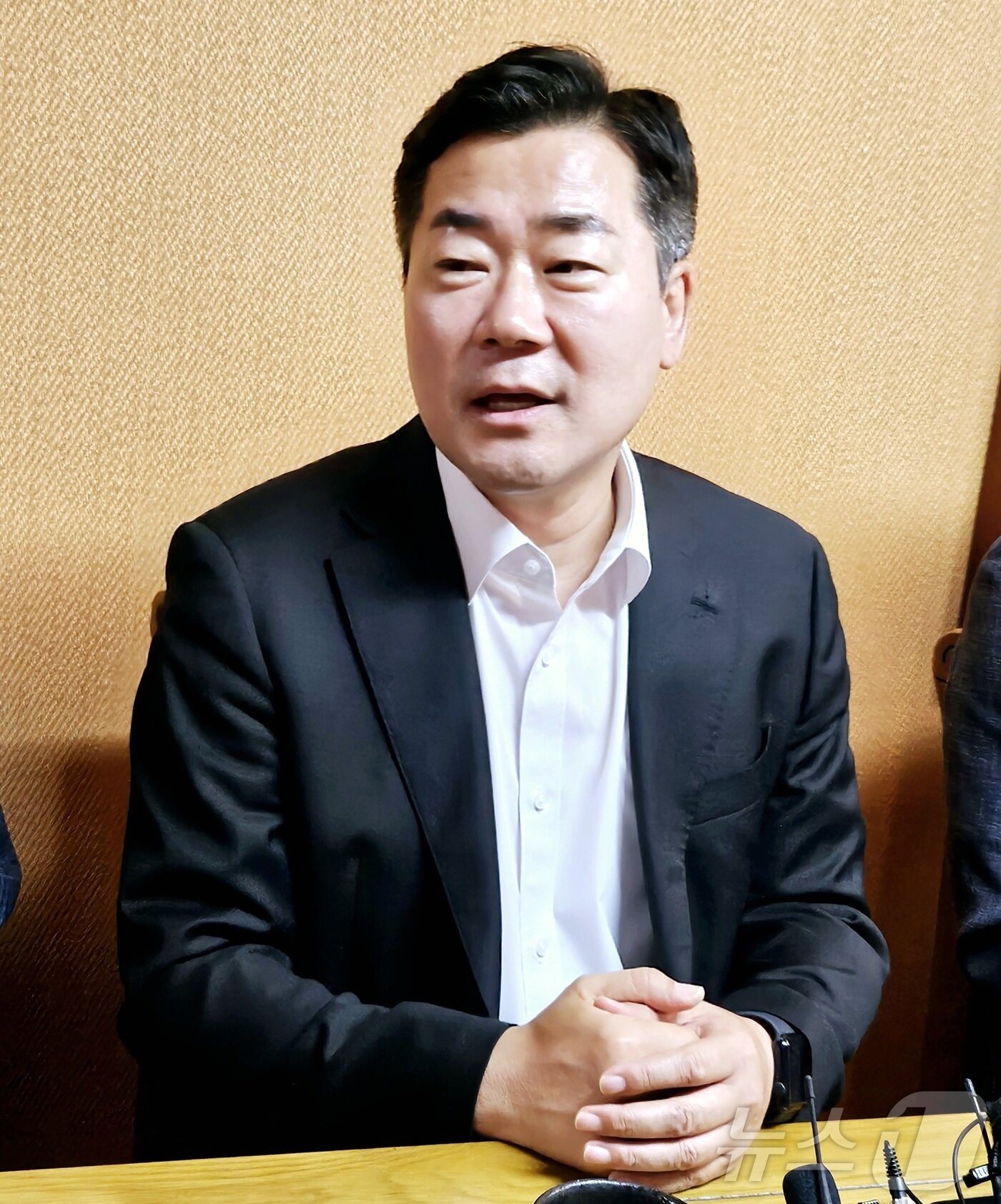 본문 이미지 - 더불어민주당 차기 대표 선거에 출마한 박찬대 의원&#40;인천 연수구갑&#41;이 14일 오전 대구 중구 삼덕동의 한 식당에서 열린 당원 간담회에서 취재진 질문에 답하고 있다. 2025.7.14/뉴스1 ⓒ News1 남승렬 기자