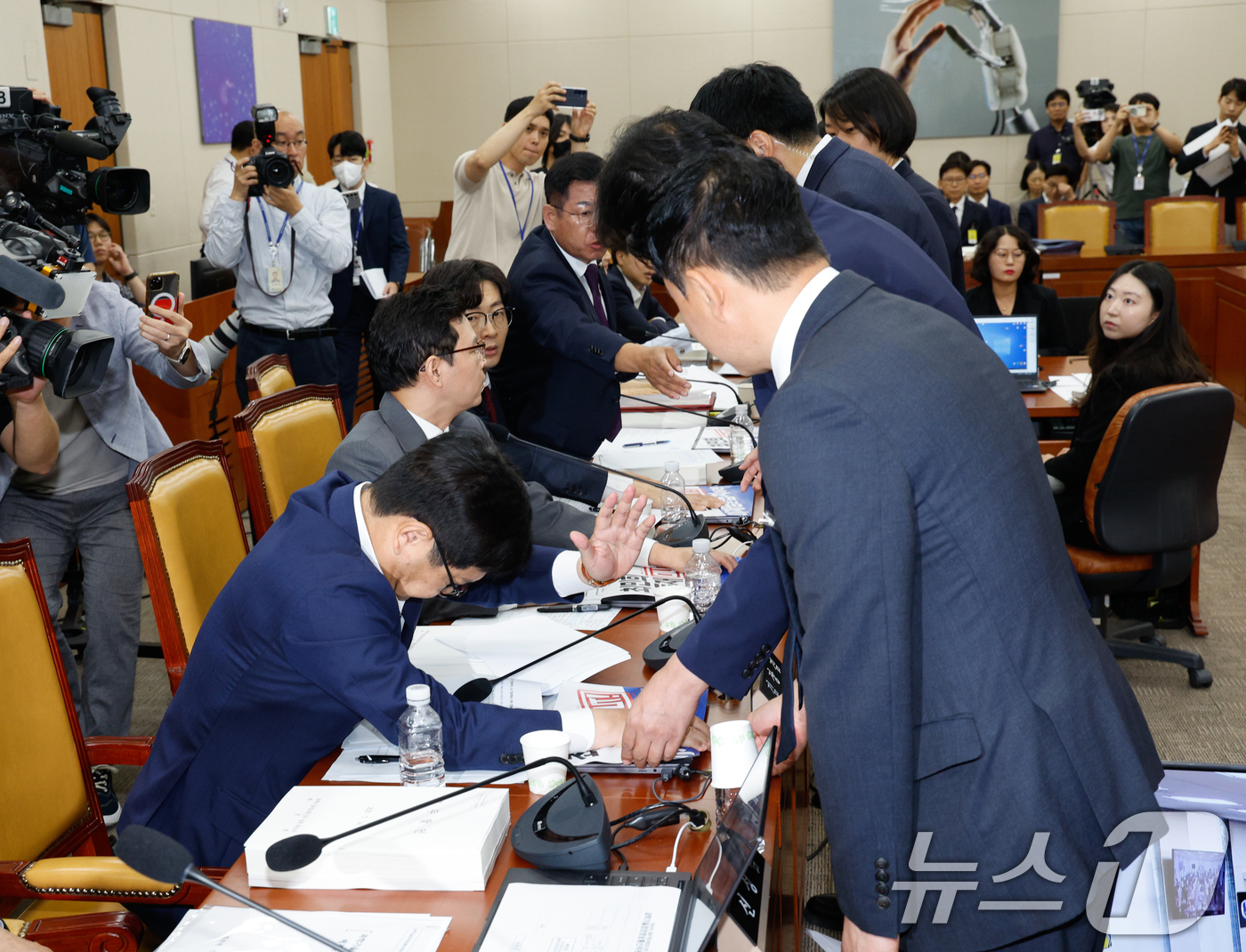 (서울=뉴스1) 안은나 기자 = 14일 오전 서울 여의도 국회 과학기술정보방송통신위원회에서 열린 배경훈 과학기술정보통신부 장관 후보자 인사청문회에서 최민희 위원장이 경위들에게 국회 …