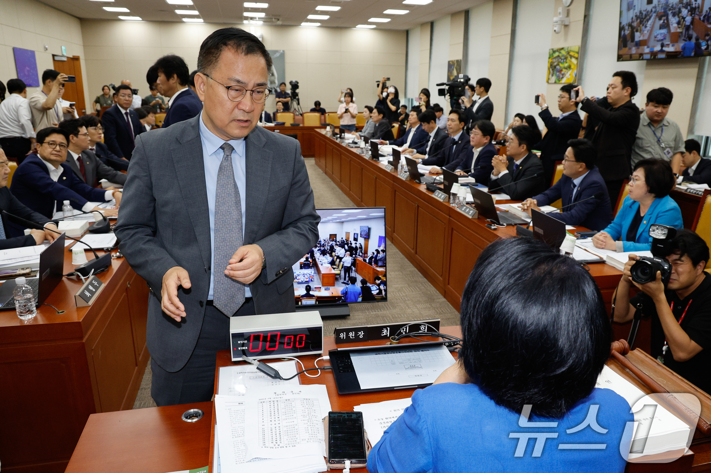 (서울=뉴스1) 안은나 기자 = 14일 오전 서울 여의도 국회 과학기술정보방송통신위원회에서 열린 배경훈 과학기술정보통신부 장관 후보자 인사청문회에서 최민희 위원장이 경위들에게 국회 …
