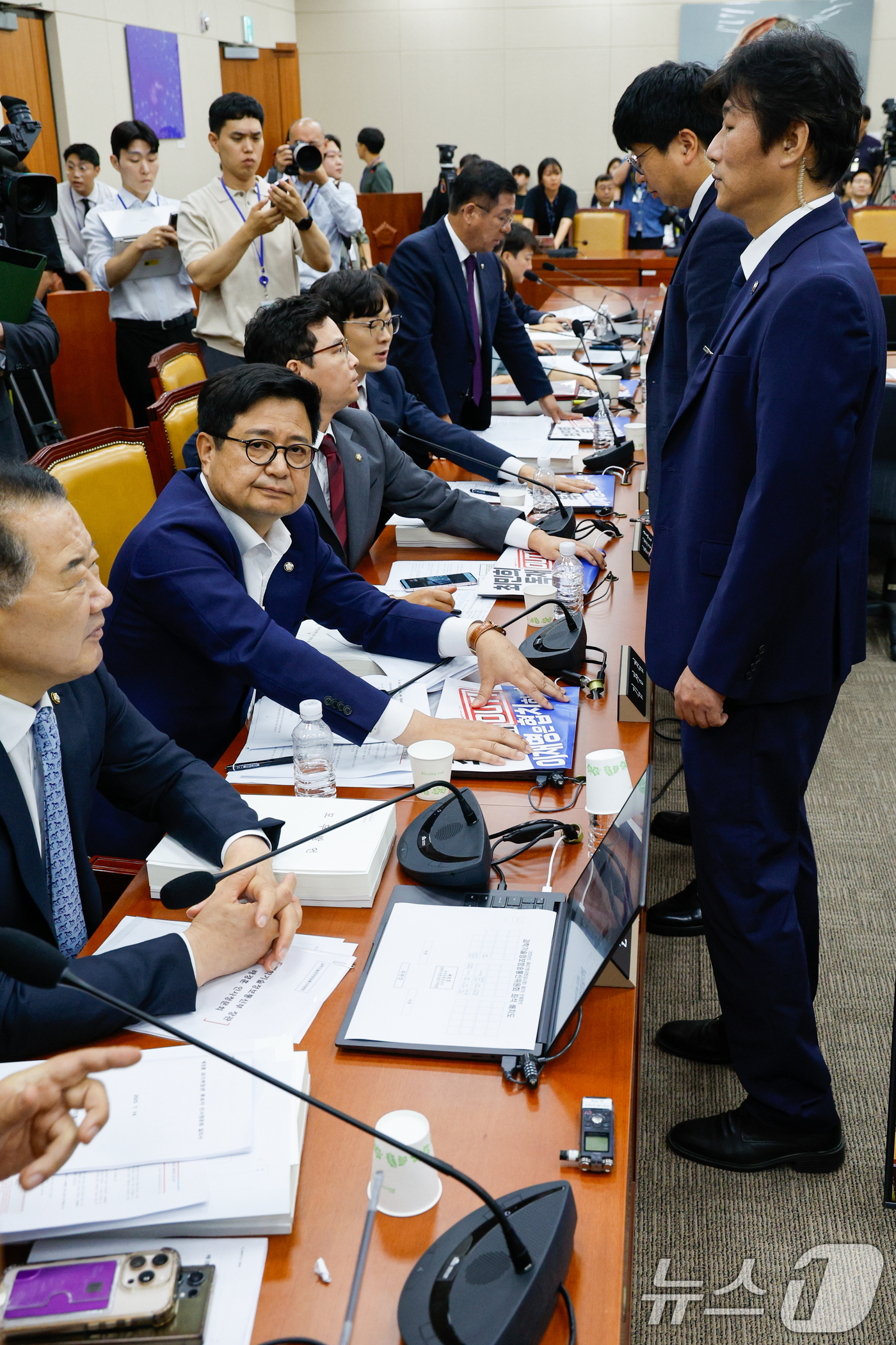 (서울=뉴스1) 안은나 기자 = 14일 오전 서울 여의도 국회 과학기술정보방송통신위원회에서 열린 배경훈 과학기술정보통신부 장관 후보자 인사청문회에서 최민희 위원장이 경위들에게 국회 …