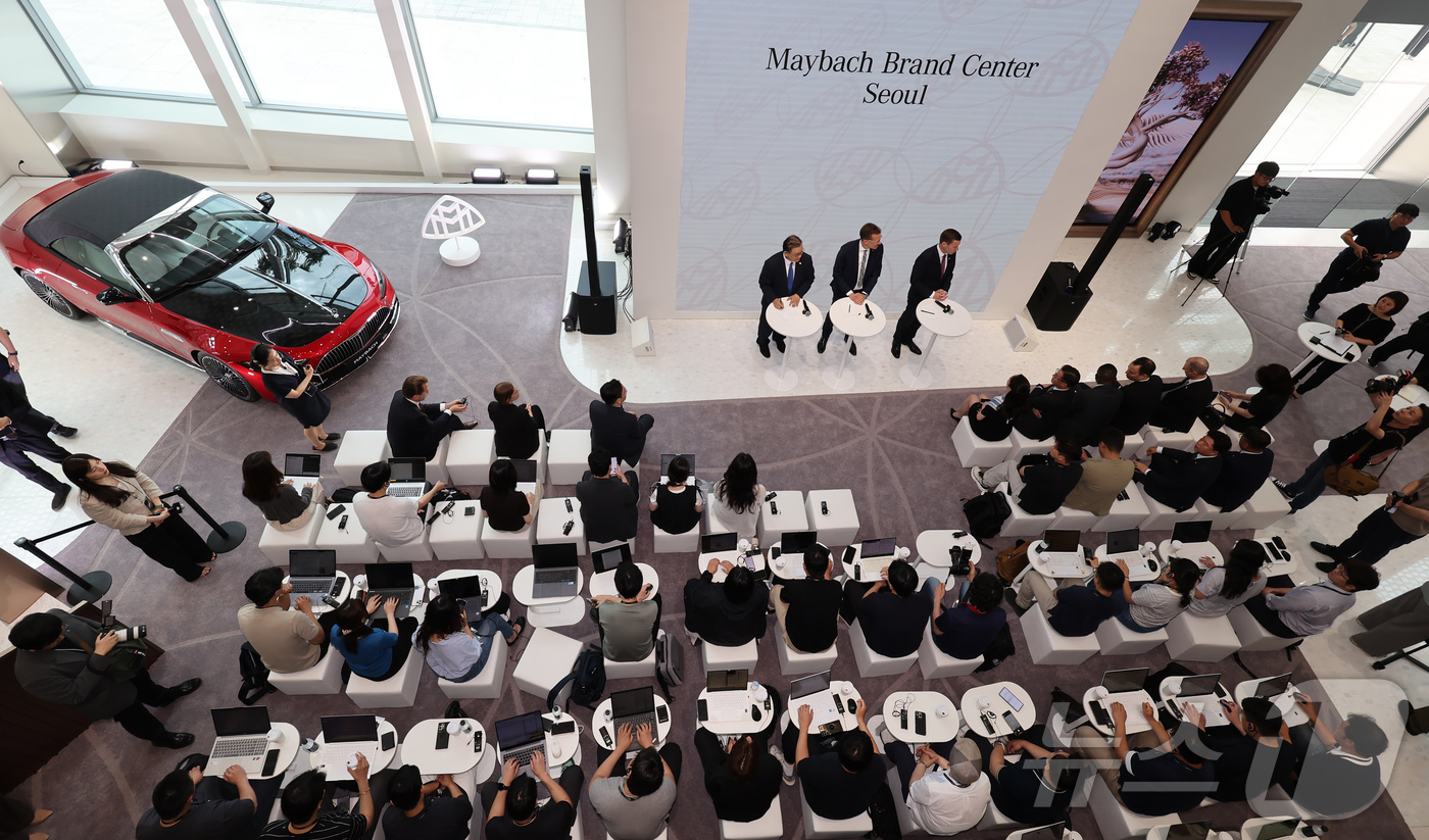(서울=뉴스1) 장수영 기자 = 14일 서울 강남구에서 오픈한 마이바흐 브랜드 센터 서울에서 노재봉 HS효성더클래스 대표이사(왼쪽부터)와 마티아스 가이젠 메르세데스-벤츠 그룹 AG …