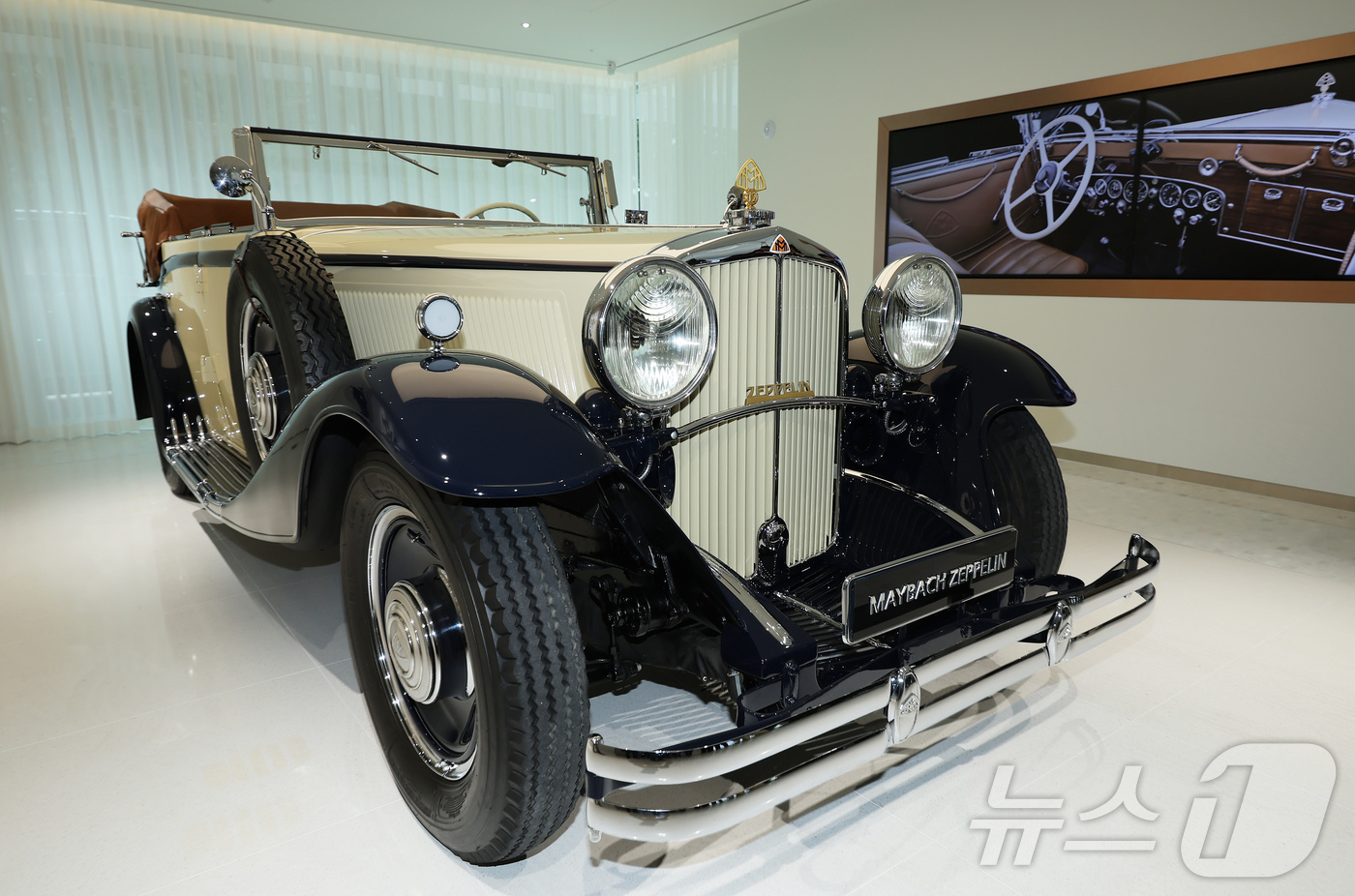 (서울=뉴스1) 장수영 기자 = 14일 서울 강남구에서 오픈한 마이바흐 브랜드 센터에 차량이 전시 돼 있다.