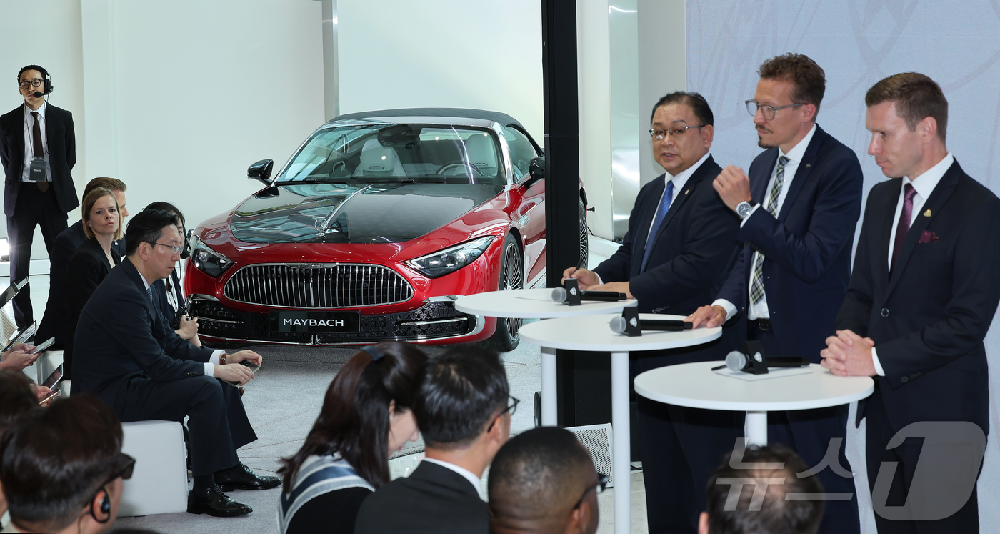 (서울=뉴스1) 장수영 기자 = 14일 서울 강남구에서 오픈한 마이바흐 브랜드 센터 서울에서 노재봉 HS효성더클래스 대표이사(왼쪽부터)와 마티아스 가이젠 메르세데스-벤츠 그룹 AG …