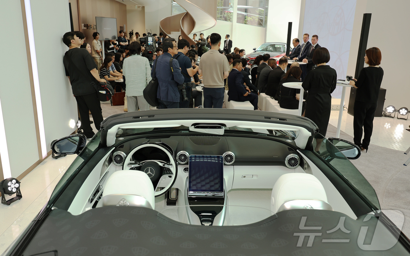 (서울=뉴스1) 장수영 기자 = 14일 서울 강남구에서 오픈한 마이바흐 브랜드 센터 서울에서 브랜드 전략 설명회가 진행되고 있다.