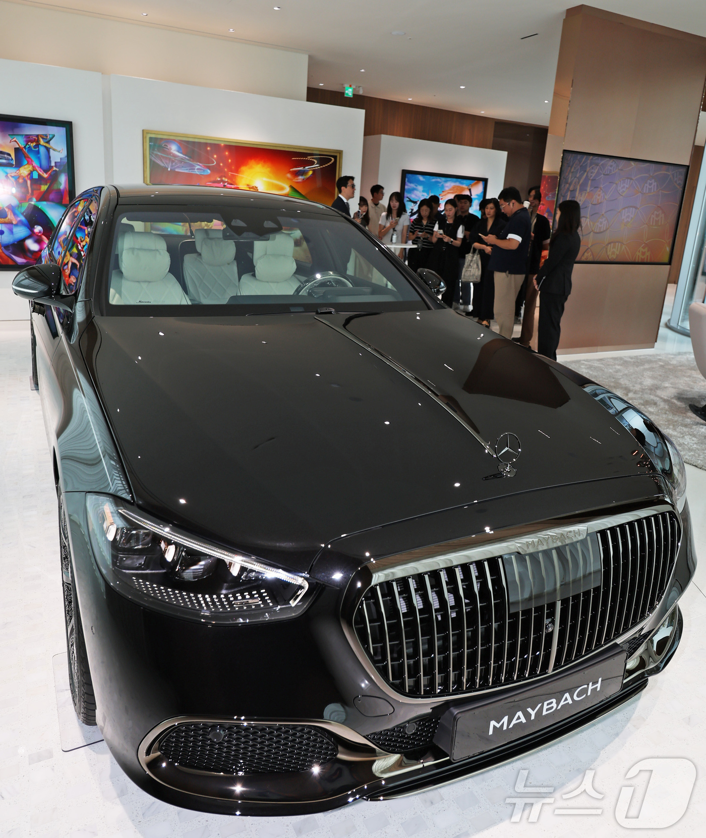 (서울=뉴스1) 장수영 기자 = 14일 서울 강남구에서 오픈한 마이바흐 브랜드 센터에 차량이 전시 돼 있다.
