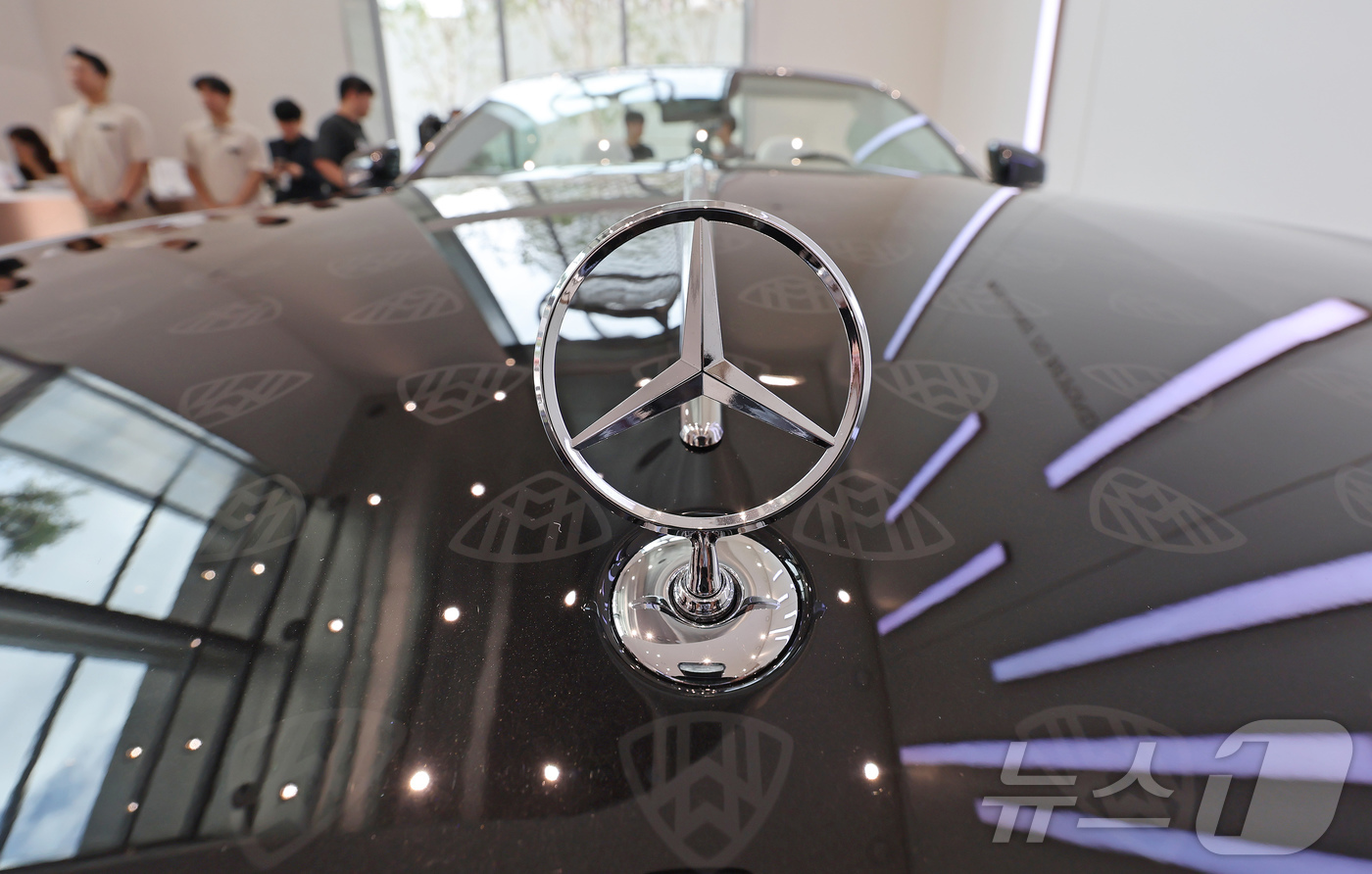 (서울=뉴스1) 장수영 기자 = 14일 서울 강남구에서 오픈한 마이바흐 브랜드 센터에 차량이 전시 돼 있다.
