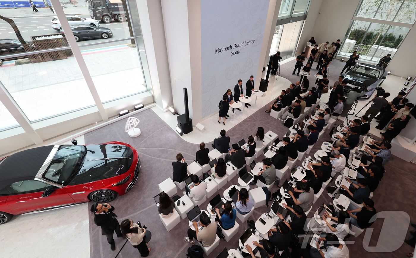 (서울=뉴스1) 장수영 기자 = 14일 서울 강남구에서 오픈한 마이바흐 브랜드 센터 서울에서 노재봉 HS효성더클래스 대표이사(왼쪽부터)와 마티아스 가이젠 메르세데스-벤츠 그룹 AG …
