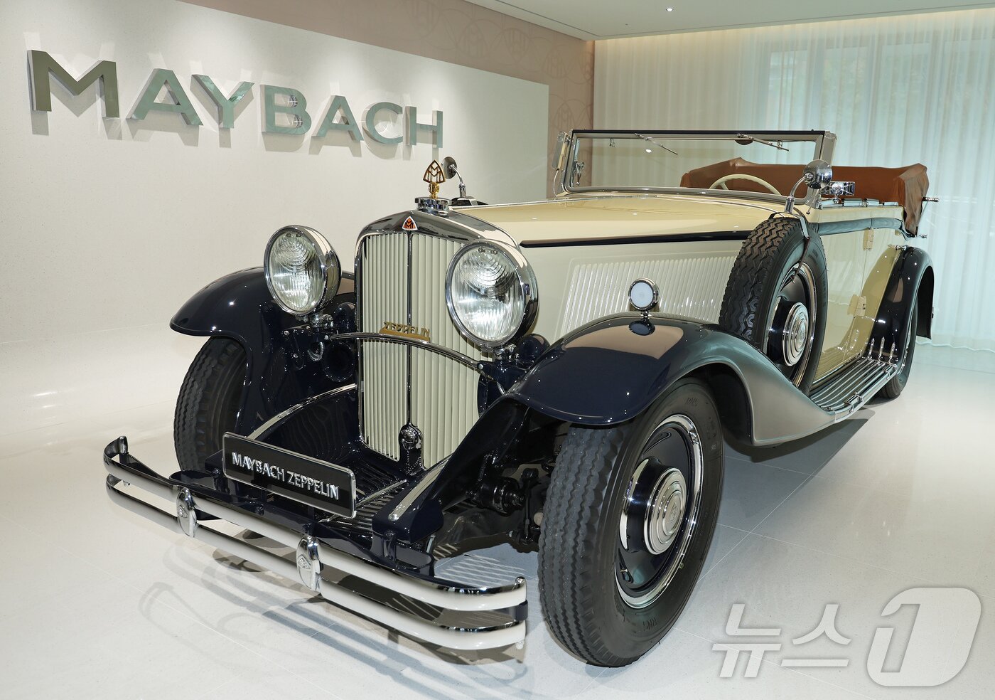 본문 이미지 - 14일 서울 강남구 압구정동에  개관한 &#39;마이바흐 브랜드센터 서울&#39; 2층에 &#39;마이바흐 재플린&#39; 차량이 전시 돼 있다. ⓒ News1 장수영 기자