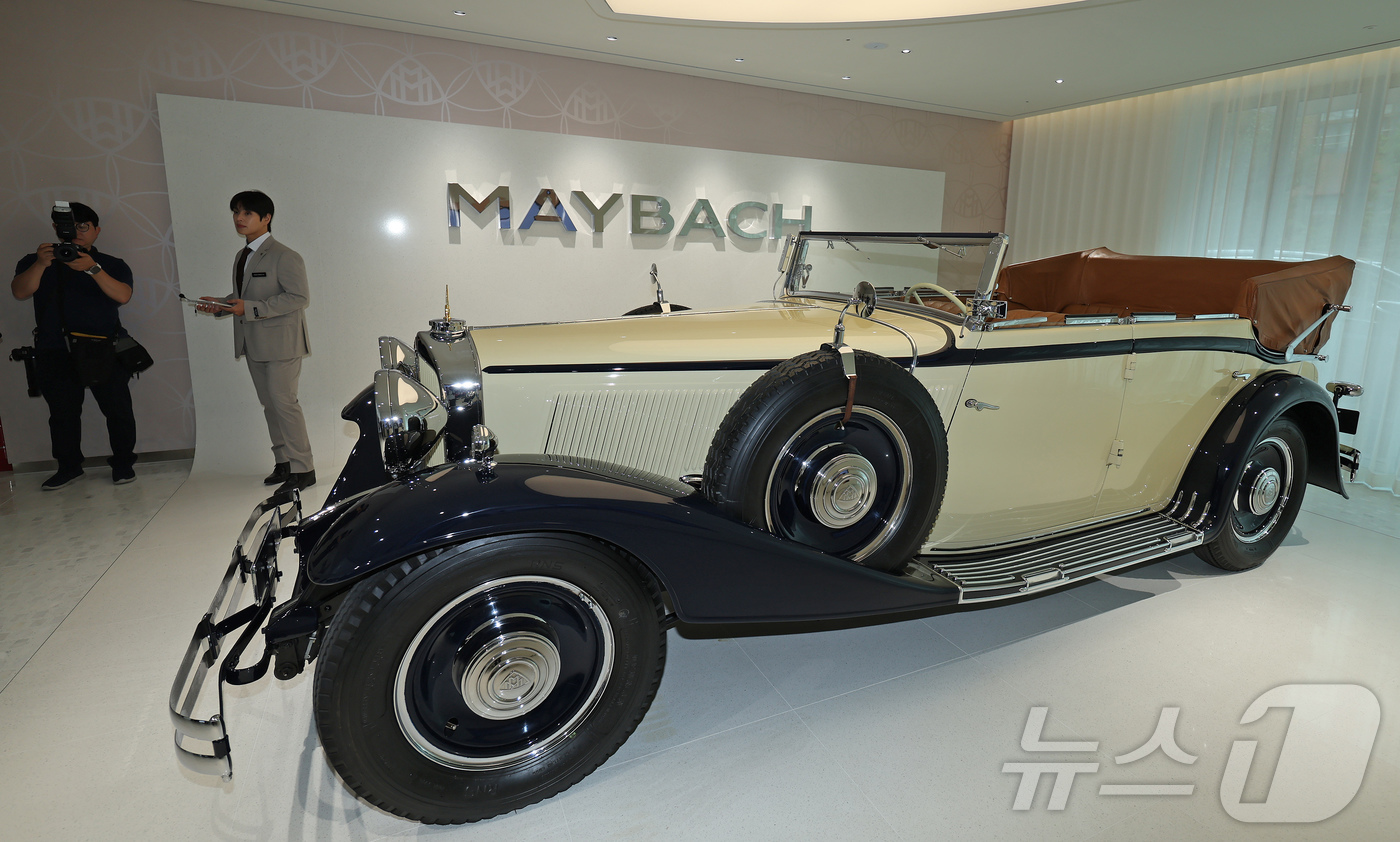 (서울=뉴스1) 장수영 기자 = 14일 서울 강남구에서 오픈한 마이바흐 브랜드 센터에 차량이 전시 돼 있다.