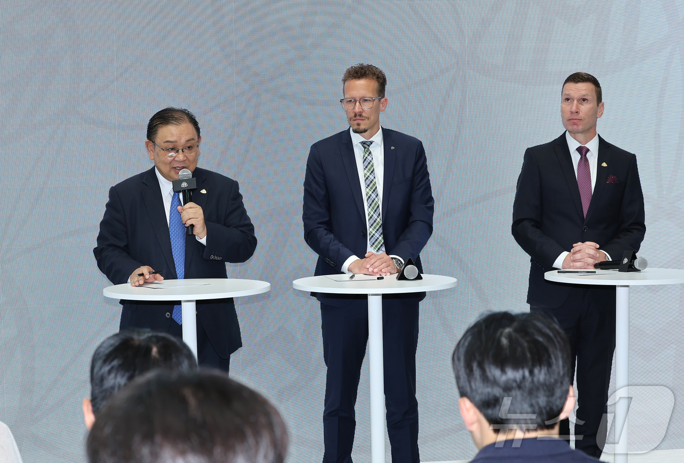 (서울=뉴스1) 장수영 기자 = 14일 서울 강남구에서 오픈한 마이바흐 브랜드 센터 서울에서 노재봉 HS효성더클래스 대표이사(왼쪽부터)와 마티아스 가이젠 메르세데스-벤츠 그룹 AG …