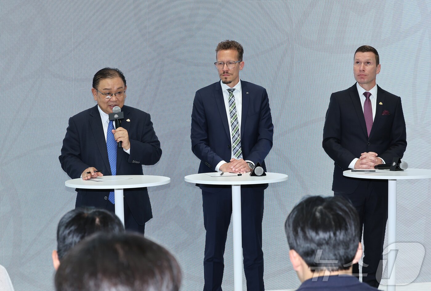 본문 이미지 - 14일 서울 강남 압구정동에 오픈한 마이바흐 브랜드 센터 서울에서 노재봉 HS효성더클래스 대표이사&#40;왼쪽부터&#41;와 마티아스 가이젠 메르세데스-벤츠 그룹 AG 이사회 멤버 및 마케팅·세일즈 총괄, 마티아스 바이틀 메르세데스-벤츠 코리아 대표이사가 브랜드 전략 설명 및 질의 답변을 하고 있다. ⓒ News1 장수영 기자