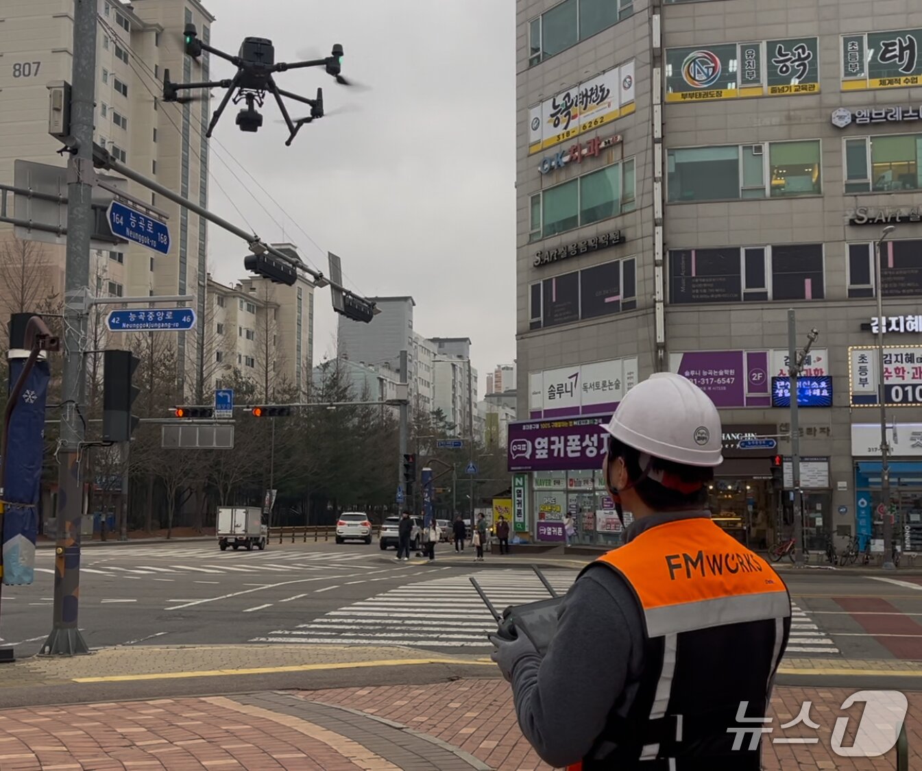 본문 이미지 - 드론과 인공지능&#40;AI&#41;을 결합한 옥외광고물 안전 점검 실증을 진행하고 있다.&#40;시흥시 제공&#41;