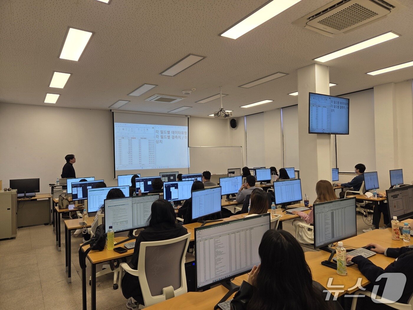 본문 이미지 - 6급 이하 공무원을 대상으로 챗지피티&#40;Chat GPT&#41; 등 공공 실무에 활용할 수 있는 AI 실습형 교육을 추진하고 있다.&#40;시흥시 제공&#41;