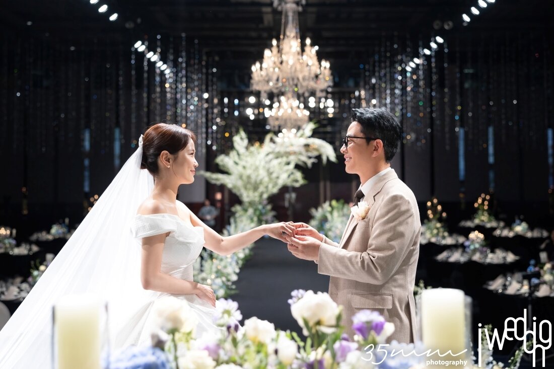 본문 이미지 - 방송인 김준호, 김지민 / 아이웨딩 제공