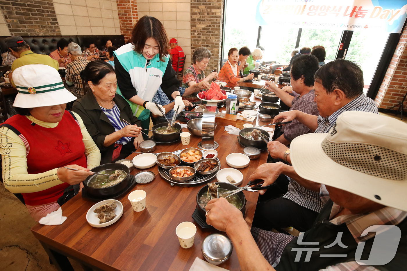 (대구=뉴스1) 공정식 기자 = 초복을 앞둔 14일 오전 대구 중구의 한 음식점에서 열린 '초복맞이 영약식 나눔 데이' 행사에 참석한 어르신들이 갈비탕을 맛보고 있다.이날 남산종합 …
