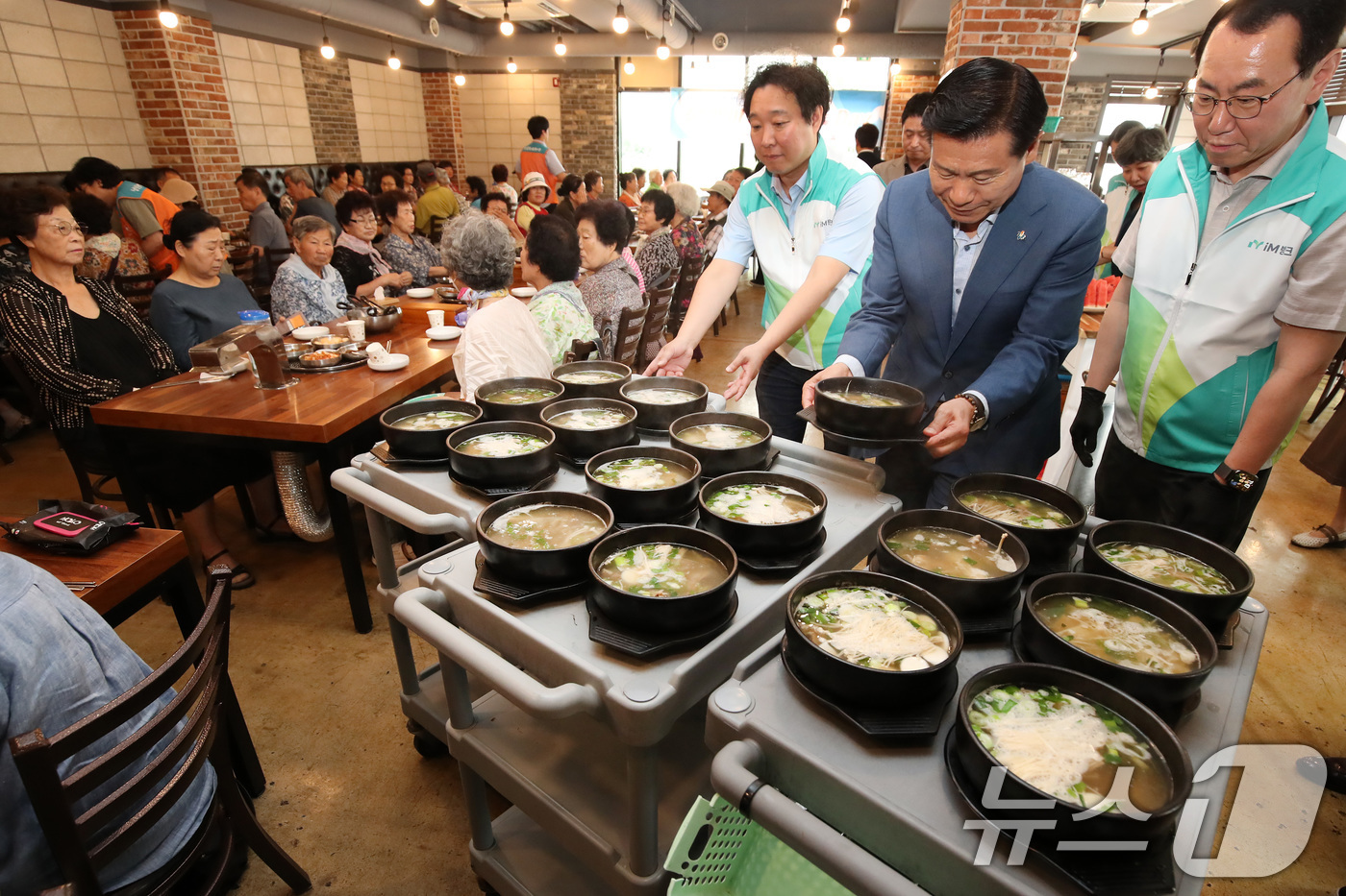 (대구=뉴스1) 공정식 기자 = 초복을 앞둔 14일 오전 대구 중구의 한 음식점에서 열린 '초복맞이 영약식 나눔 데이' 행사에서 각 기관 봉사자들이 어르신에게 갈비탕을 전달하고 있 …