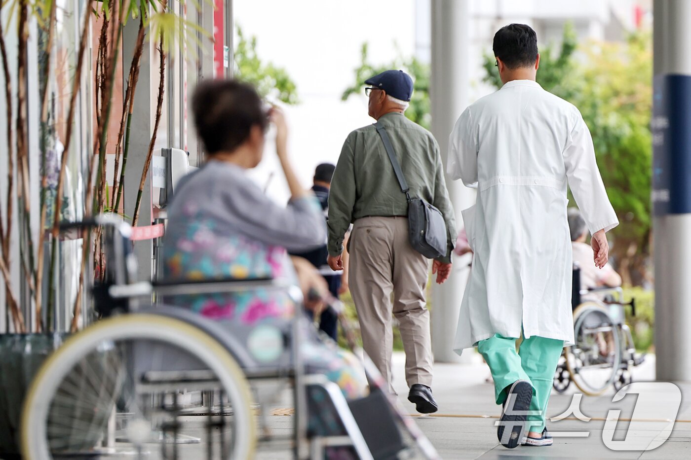 본문 이미지 - 지난 14일 서울의 한 대학병원에서 의료진이 오가고 있다. 2025.7.14/뉴스1 ⓒ News1 민경석 기자