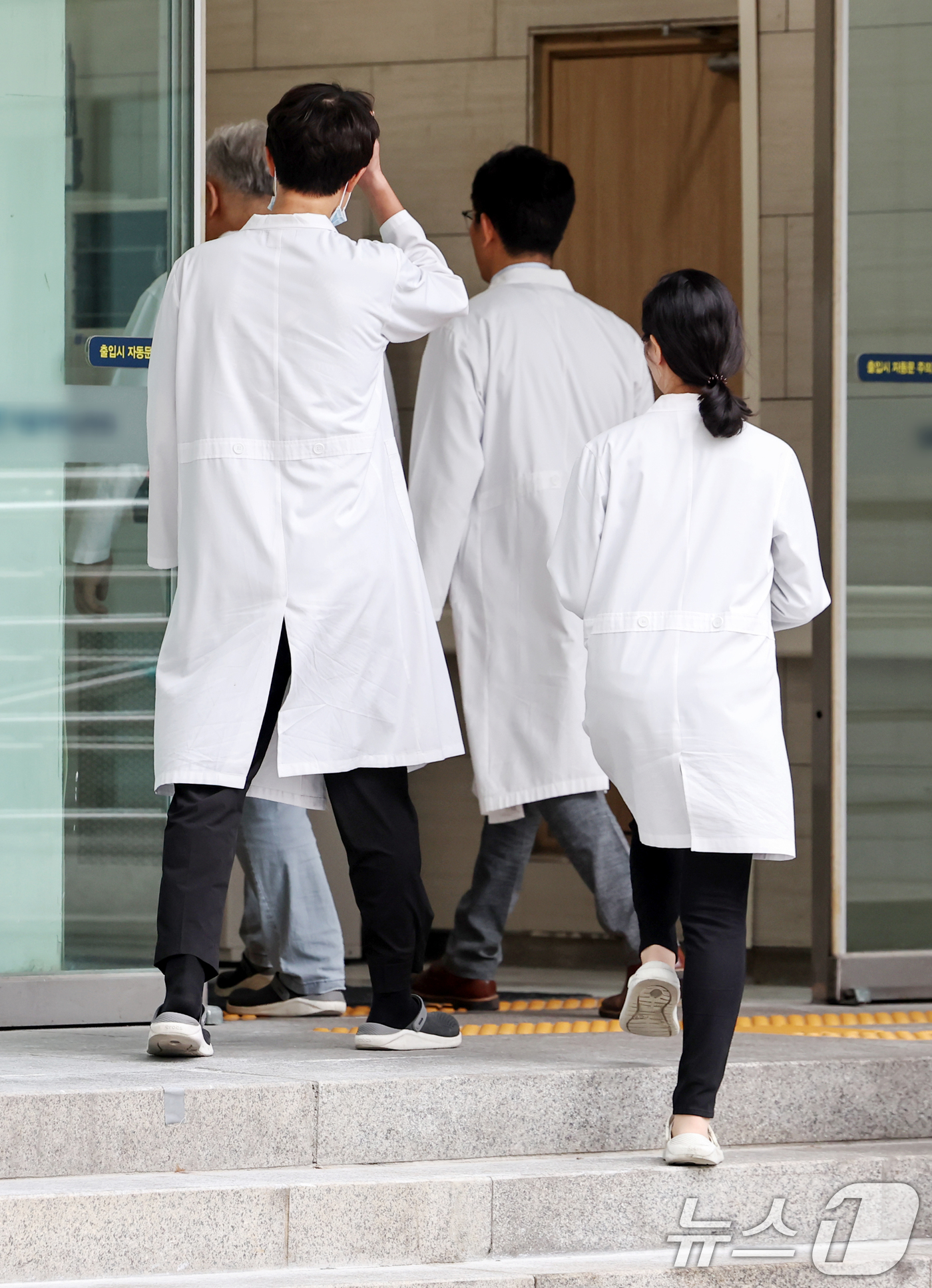 (서울=뉴스1) 민경석 기자 = 1년 반 가까이 학교를 떠났던 전국 의과대학 학생들이 전원 복귀를 선언하면서 전공의 복귀 시점에 관심이 쏠리고 있다.대한전공의협의회(대전협)는 14 …