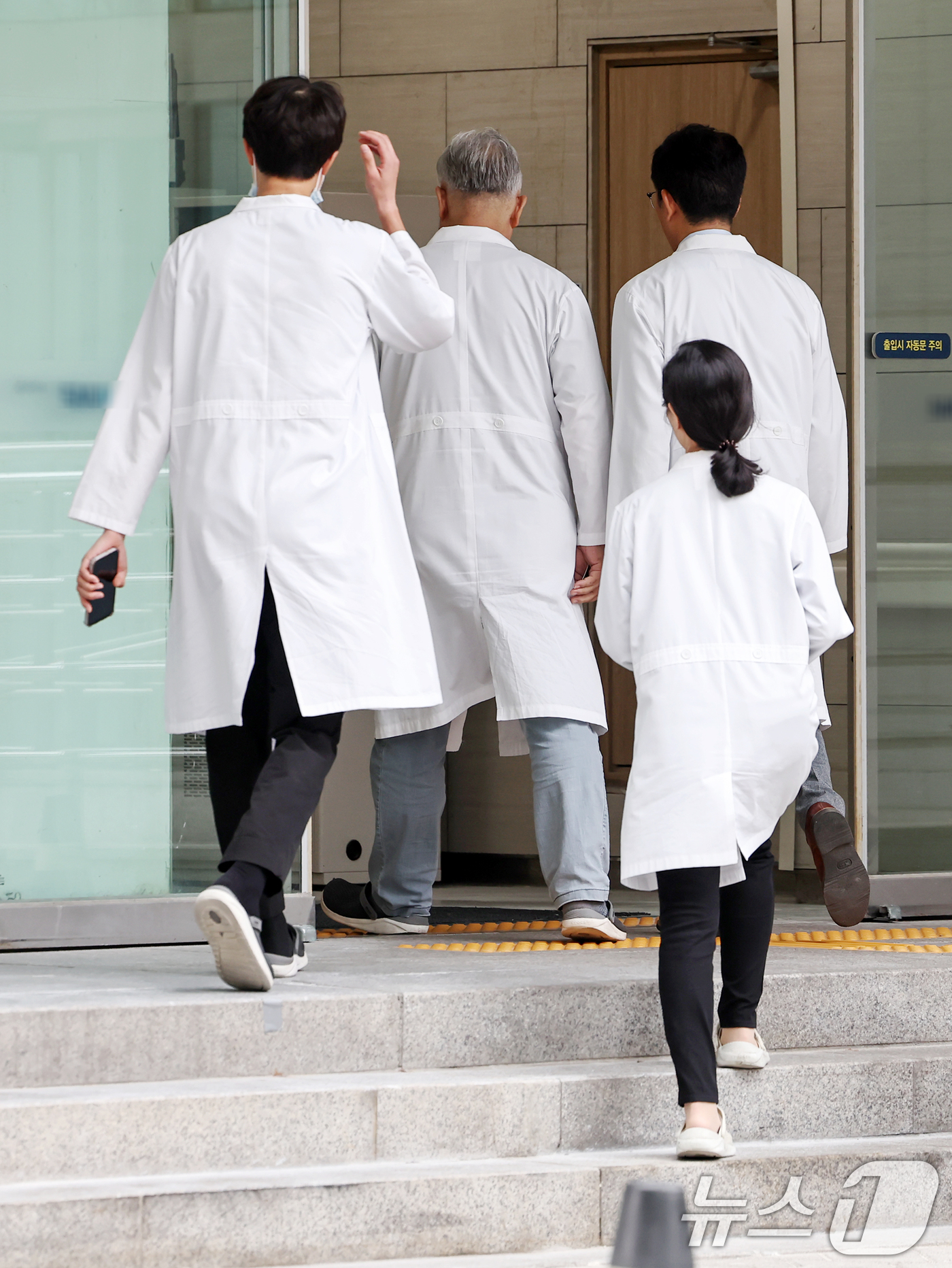 (서울=뉴스1) 민경석 기자 = 1년 반 가까이 학교를 떠났던 전국 의과대학 학생들이 전원 복귀를 선언하면서 전공의 복귀 시점에 관심이 쏠리고 있다.대한전공의협의회(대전협)는 14 …