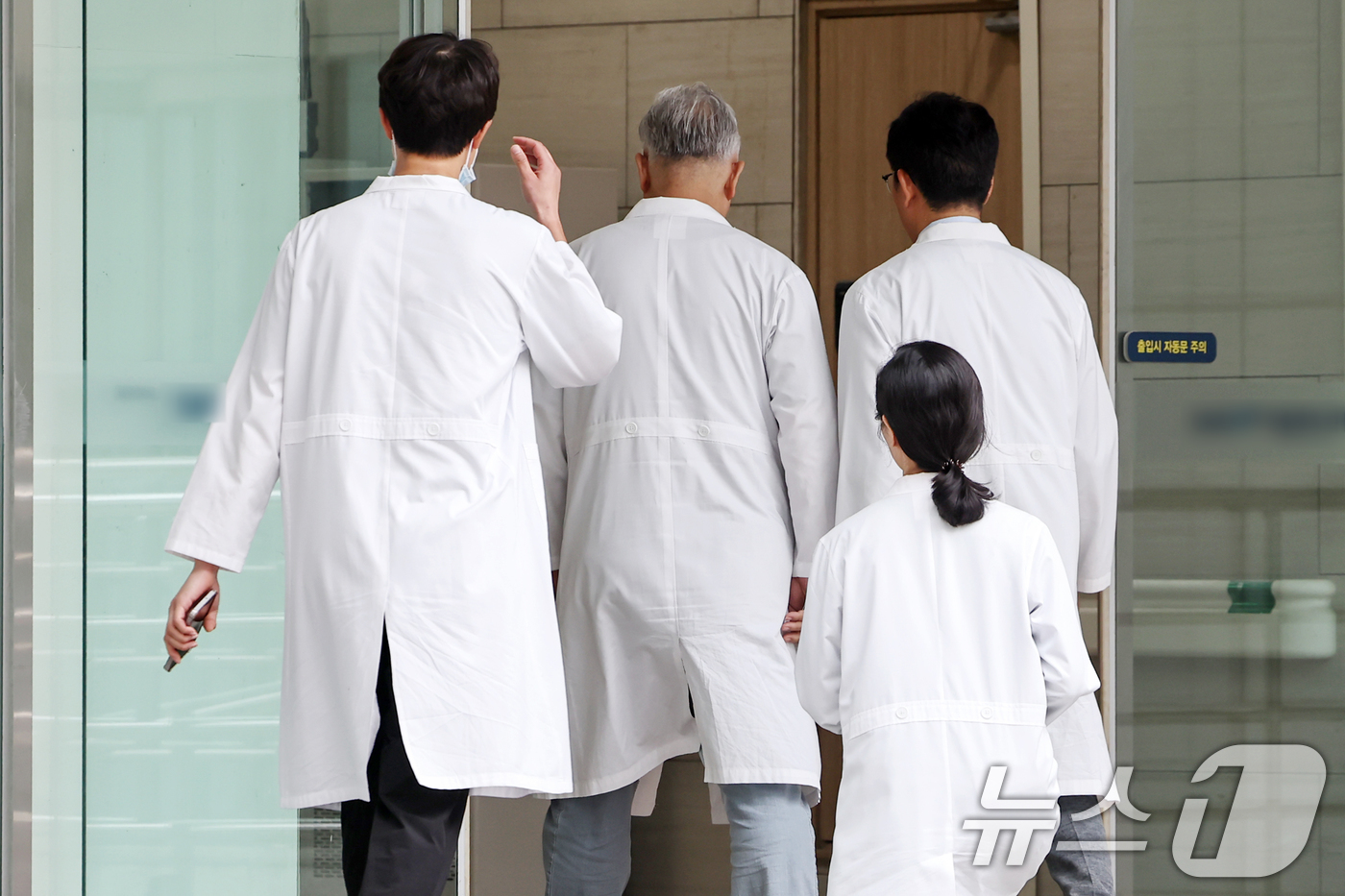 (서울=뉴스1) 민경석 기자 = 1년 반 가까이 학교를 떠났던 전국 의과대학 학생들이 전원 복귀를 선언하면서 전공의 복귀 시점에 관심이 쏠리고 있다.대한전공의협의회(대전협)는 14 …