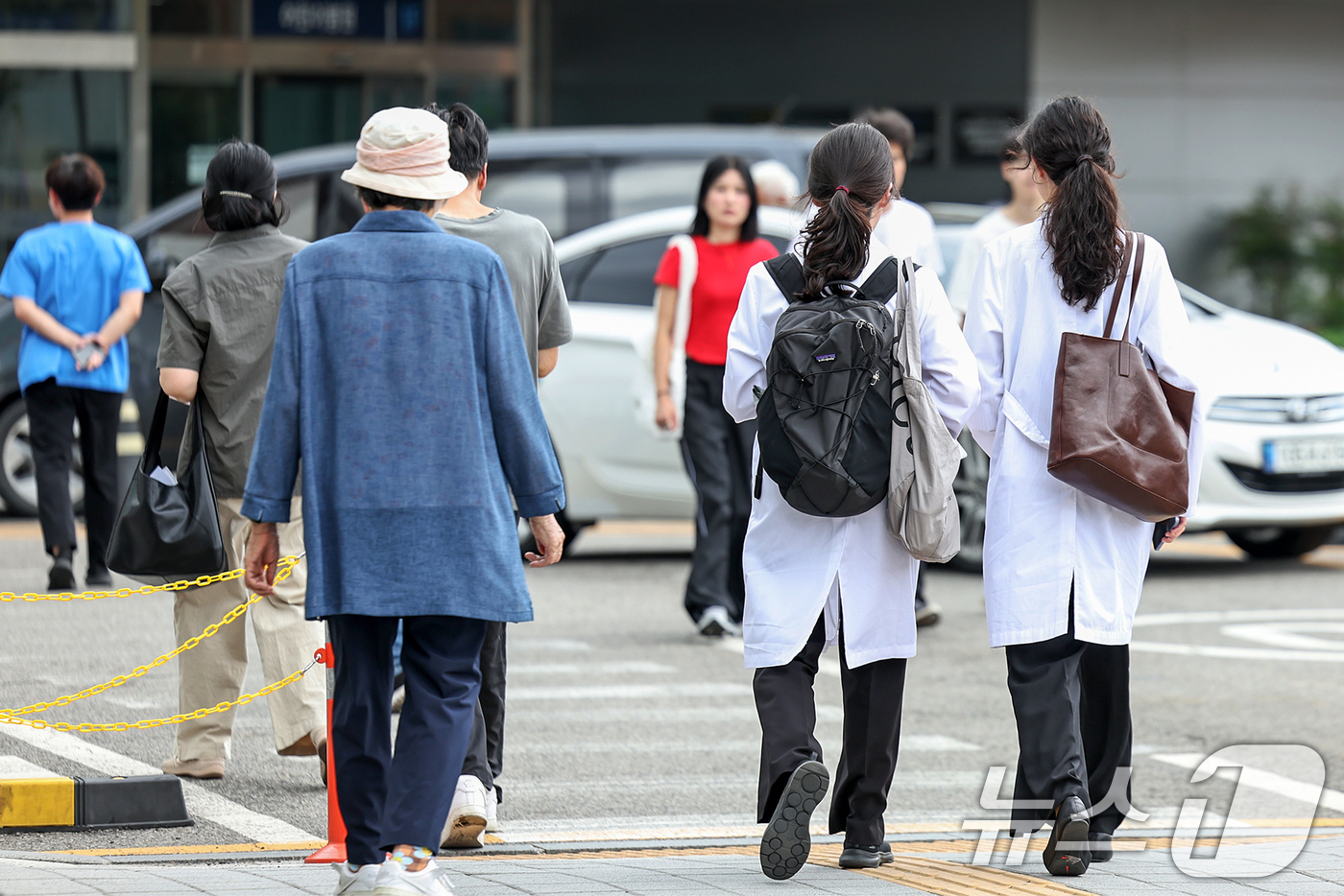 (서울=뉴스1) 민경석 기자 = 1년 반 가까이 학교를 떠났던 전국 의과대학 학생들이 전원 복귀를 선언하면서 전공의 복귀 시점에 관심이 쏠리고 있다.대한전공의협의회(대전협)는 14 …