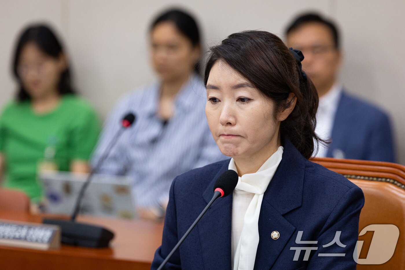 본문 이미지 - 강선우 여성가족부 장관 후보자가 14일 서울 여의도 국회에서 열린 인사청문회에 출석해 의원 질의를 경청하고 굳은 표정을 짓고 있다. 2025.7.14/뉴스1 ⓒ News1 유승관 기자