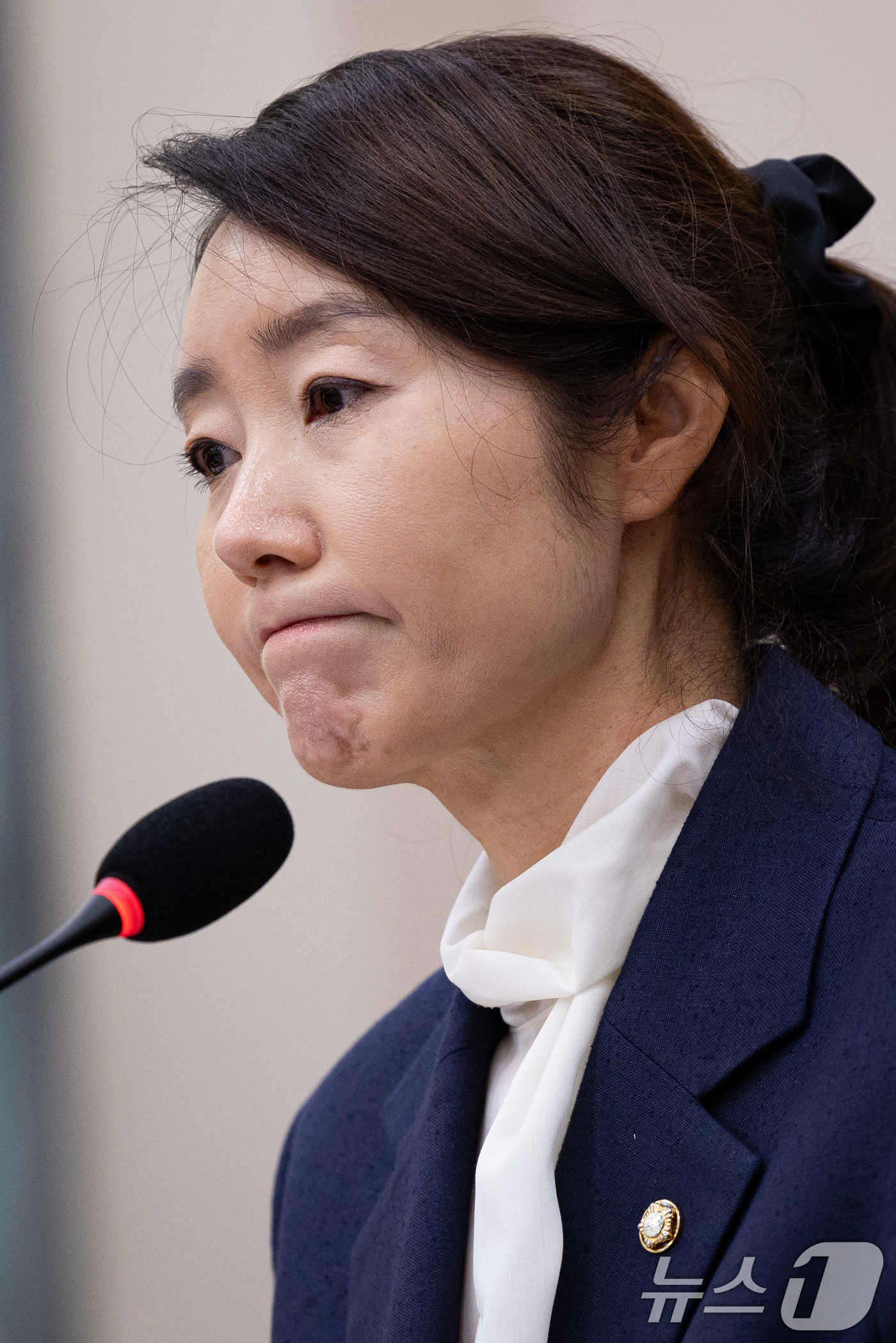 (서울=뉴스1) 유승관 기자 = 강선우 여성가족부 장관 후보자가 14일 서울 여의도 국회에서 열린 인사청문회에 출석해 의원 질의를 경청하고 굳은 표정을 짓고 있다. 2025.7.1 …