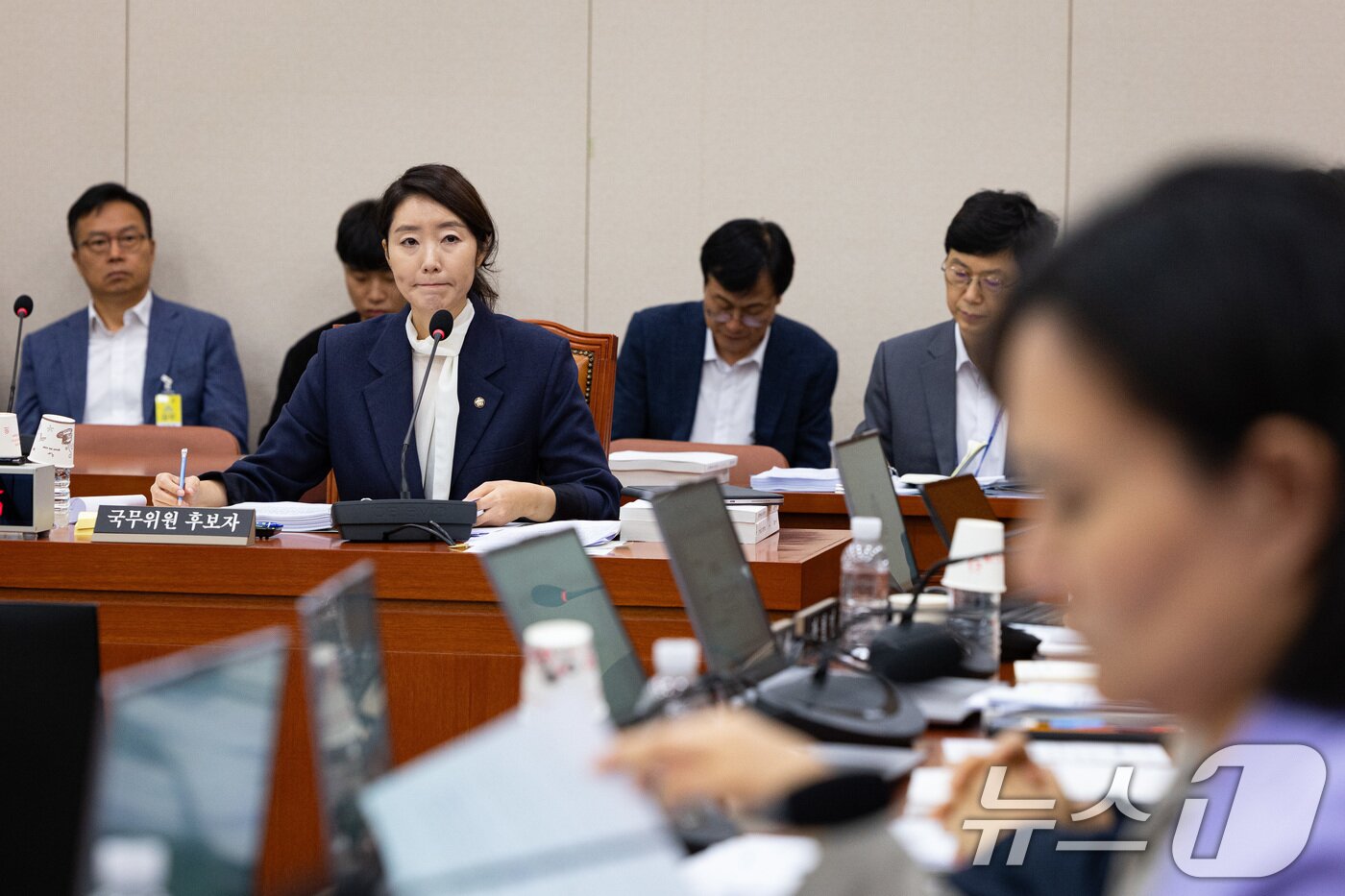 본문 이미지 - 강선우 여성가족부 장관 후보자가 14일 서울 여의도 국회에서 열린 인사청문회에 출석해 의원 질의를 경청하고 굳은 표정을 짓고 있다. 2025.7.14/뉴스1 ⓒ News1 유승관 기자