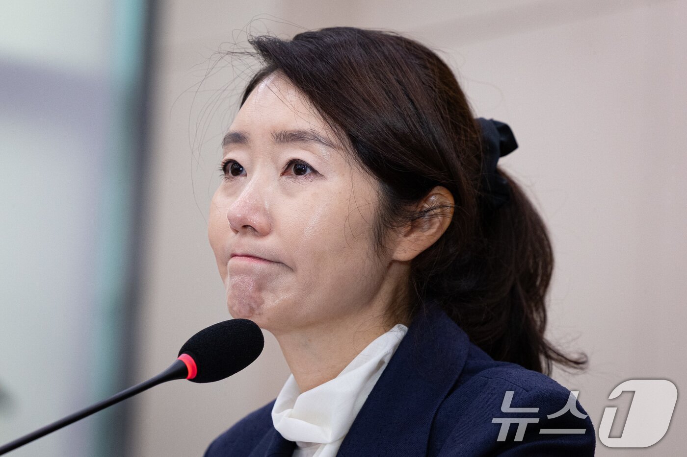 본문 이미지 - 강선우 여성가족부 장관 후보자가 14일 서울 여의도 국회에서 열린 인사청문회에 출석해 의원 질의를 경청하고 굳은 표정을 짓고 있다. 2025.7.14/뉴스1 ⓒ News1 유승관 기자