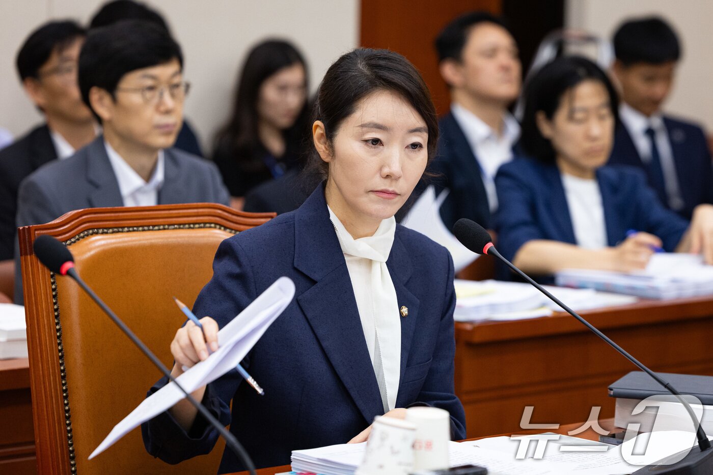 본문 이미지 - 강선우 여성가족부 장관 후보자가 14일 서울 여의도 국회에서 열린 인사청문회에 출석해 의원 질의를 경청하고 굳은 표정을 짓고 있다. 2025.7.14/뉴스1 ⓒ News1 유승관 기자