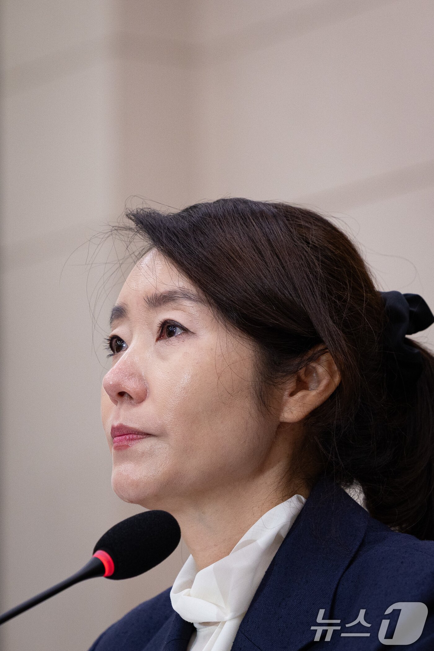 본문 이미지 - 강선우 여성가족부 장관 후보자가 14일 서울 여의도 국회에서 열린 인사청문회에 출석해 의원 질의를 경청하고 굳은 표정을 짓고 있다. 2025.7.14/뉴스1 ⓒ News1 유승관 기자